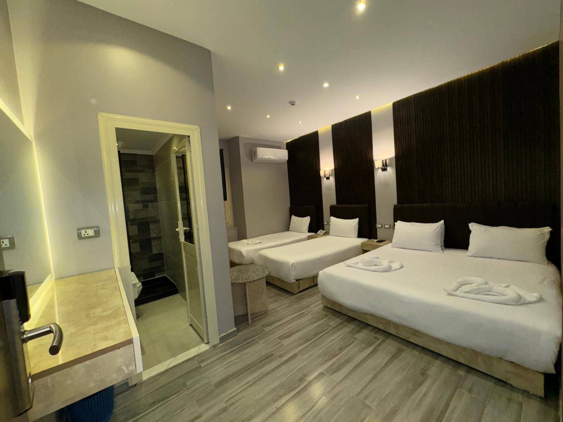 Tourist Plaza Hotel - Photo 41