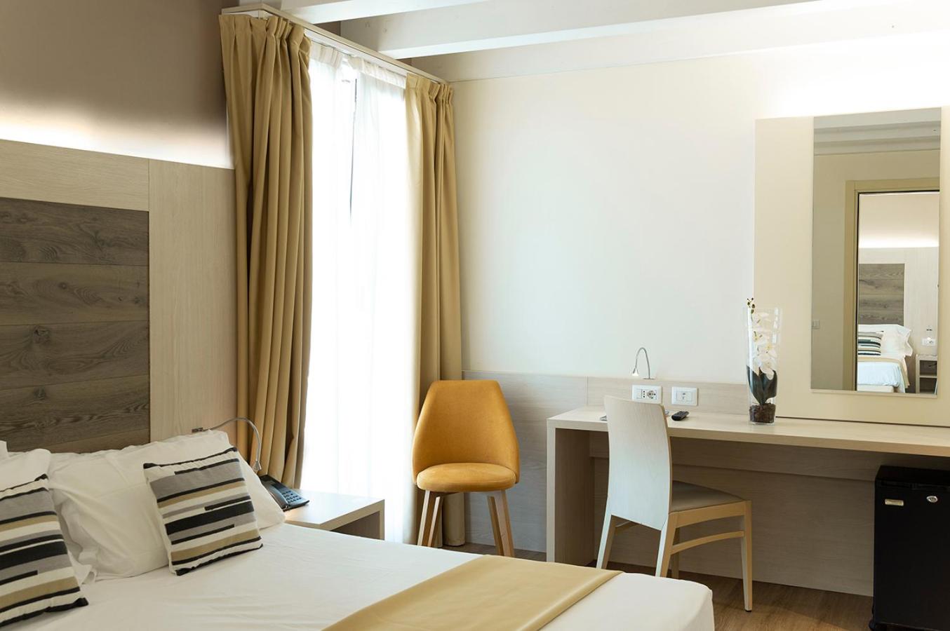 Hotel Alexander - Photo 9