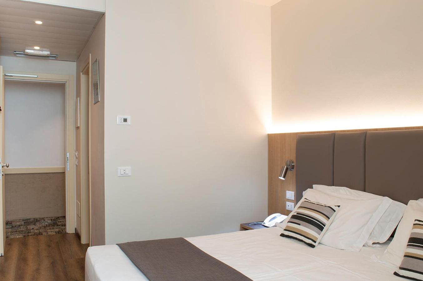 Hotel Alexander - Photo 41
