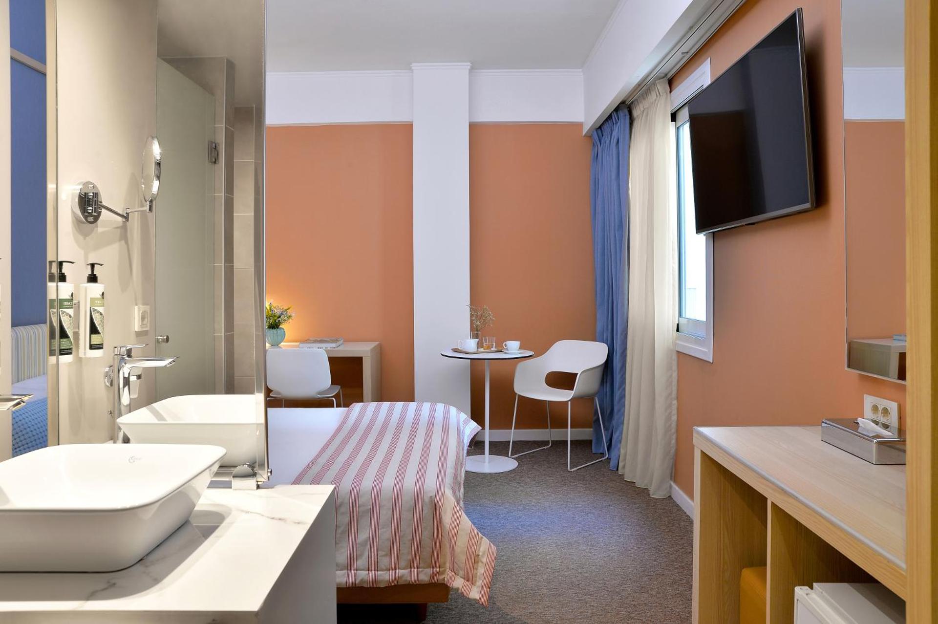 Airotel Guestroom - Photo 3