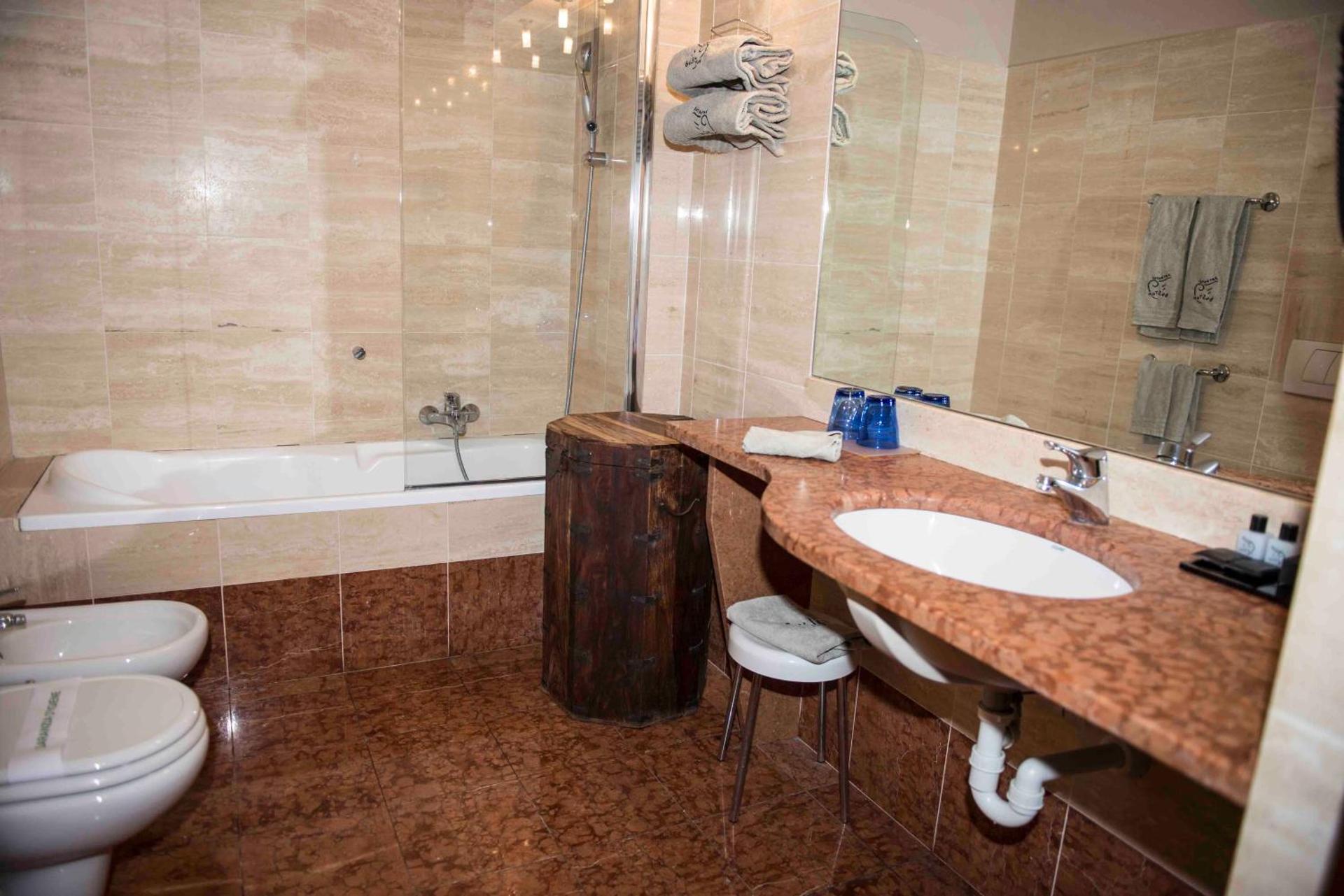 Art Hotel Boston - Photo 48