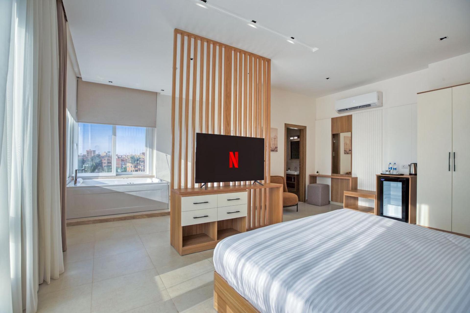 Deluxe Suite with Pyramids View