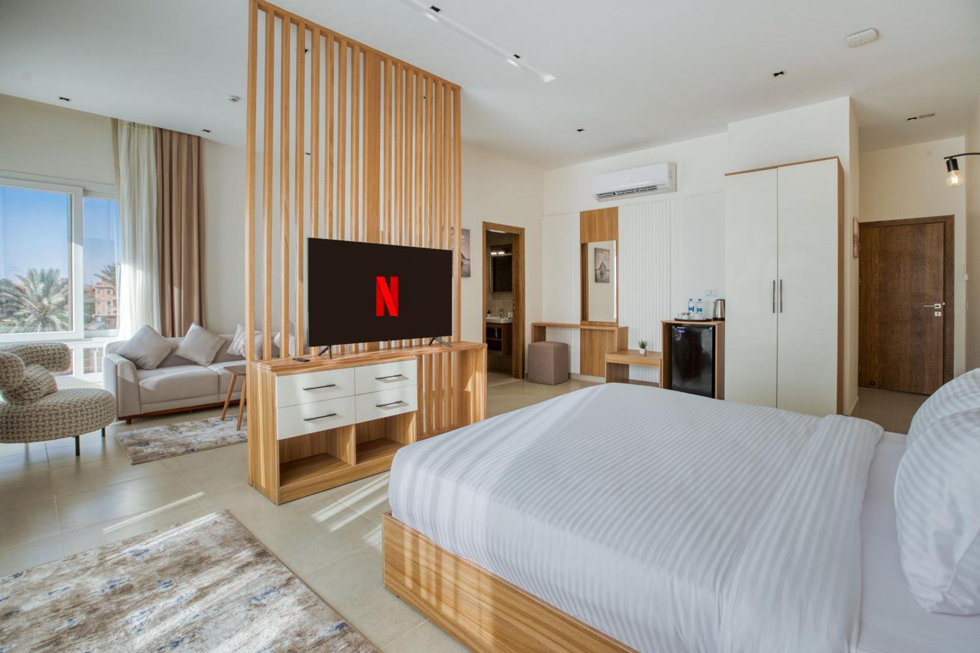 Queen Suite with Pyramids View