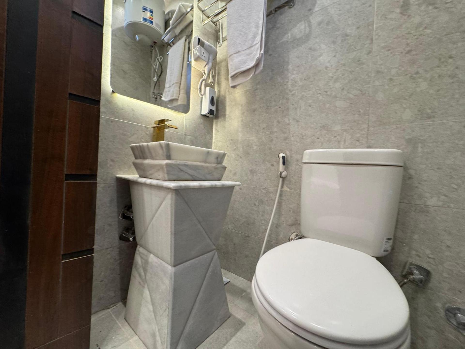 New White Pyramids Inn - Photo 9