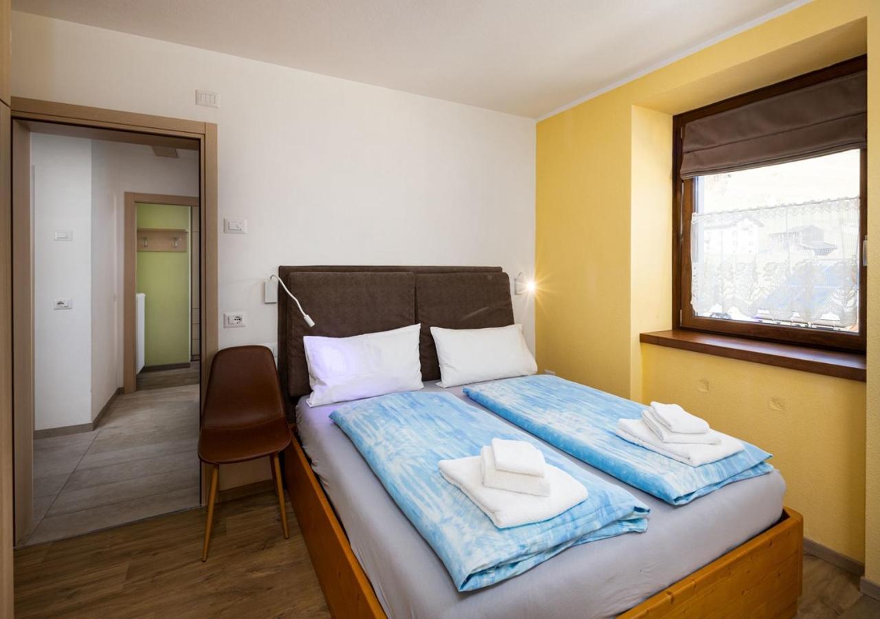 Apartment with Balcony - Photo 3