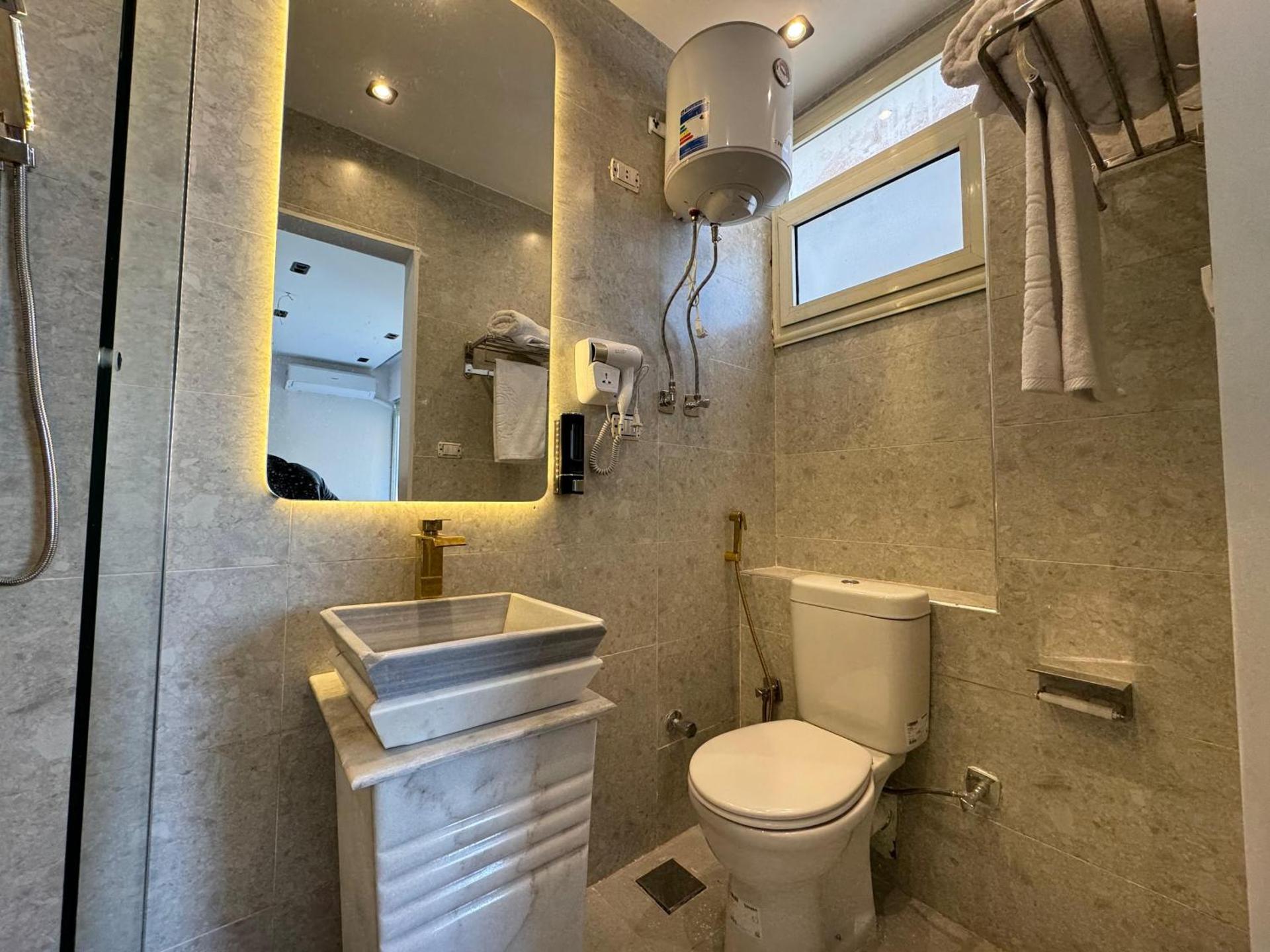 New White Pyramids Inn - Photo 40