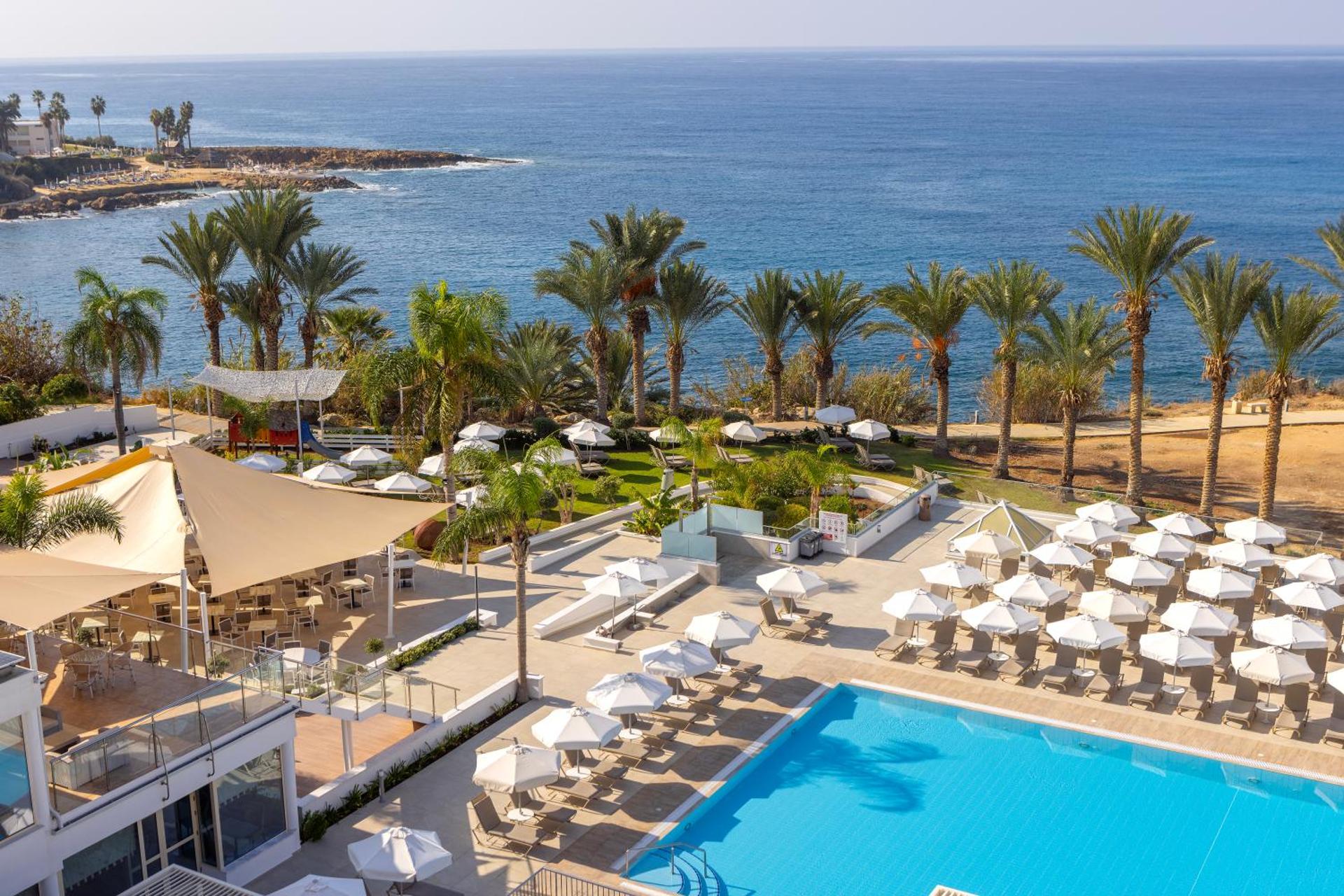 Queens Bay Hotel - Photo 13