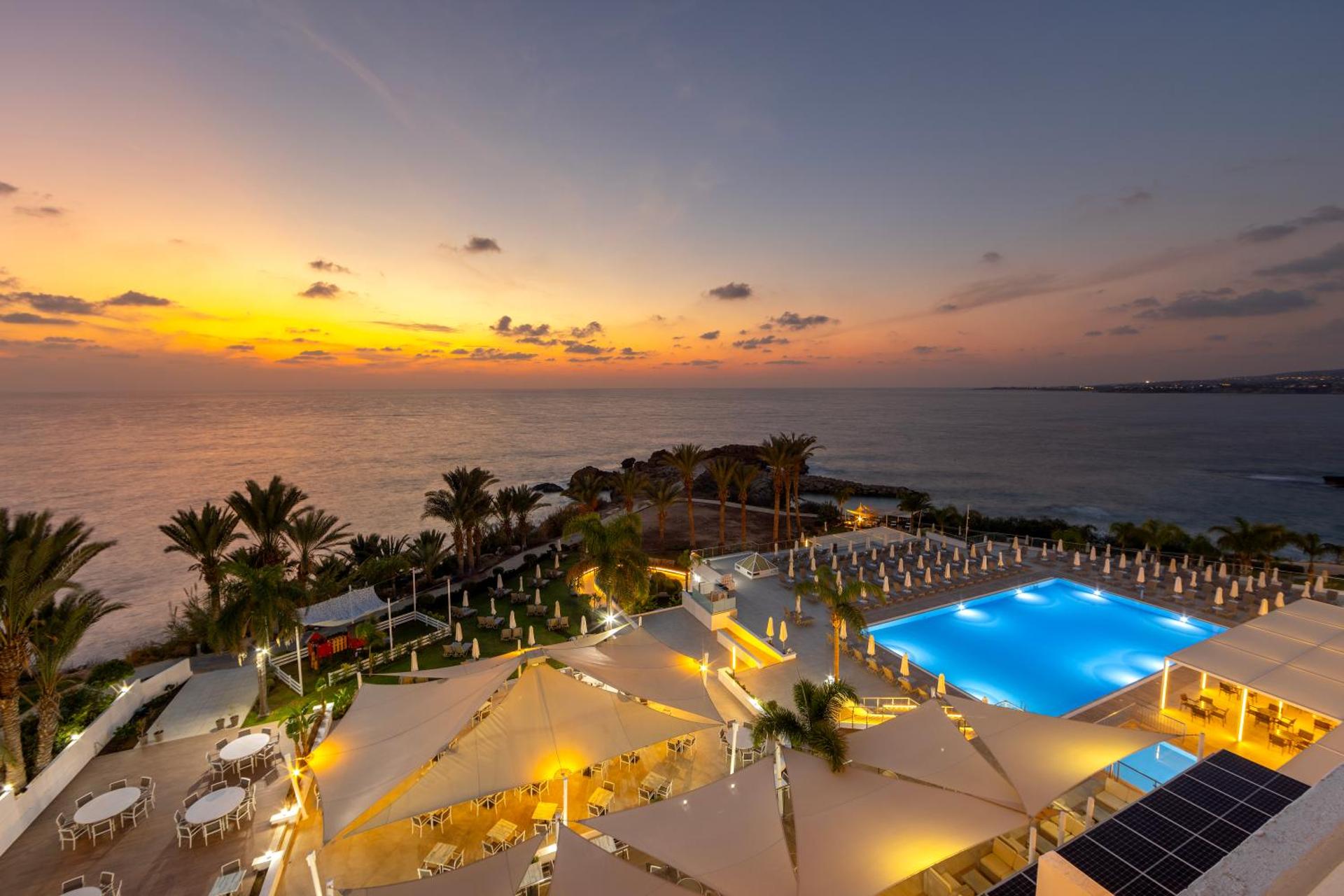 Queens Bay Hotel - Photo 14