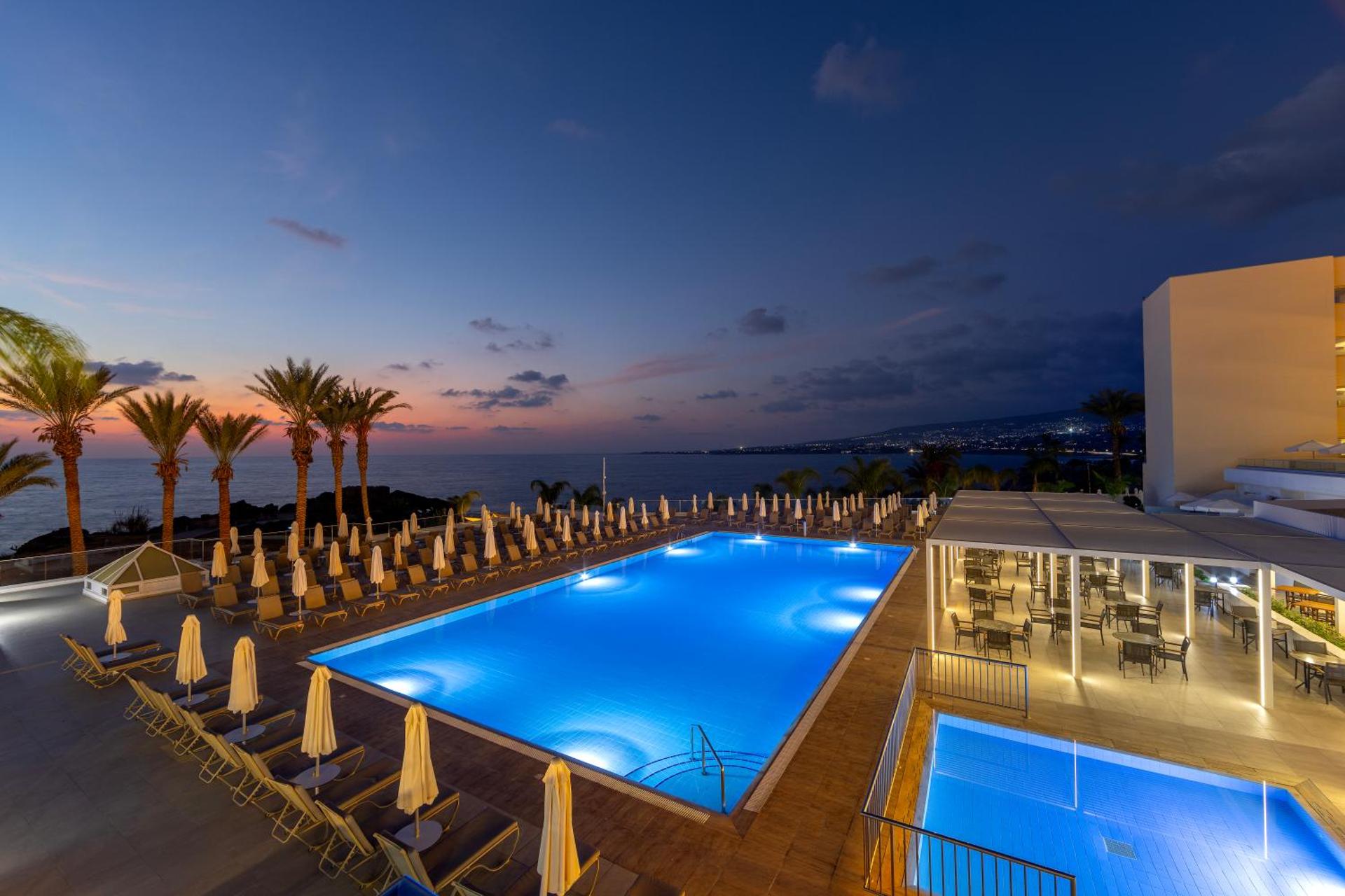 Queens Bay Hotel - Photo 27