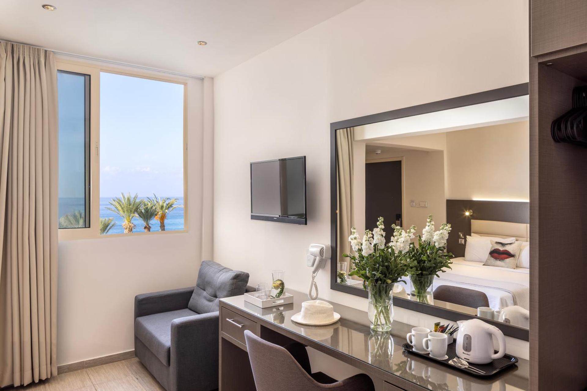 Queens Bay Hotel - Photo 73