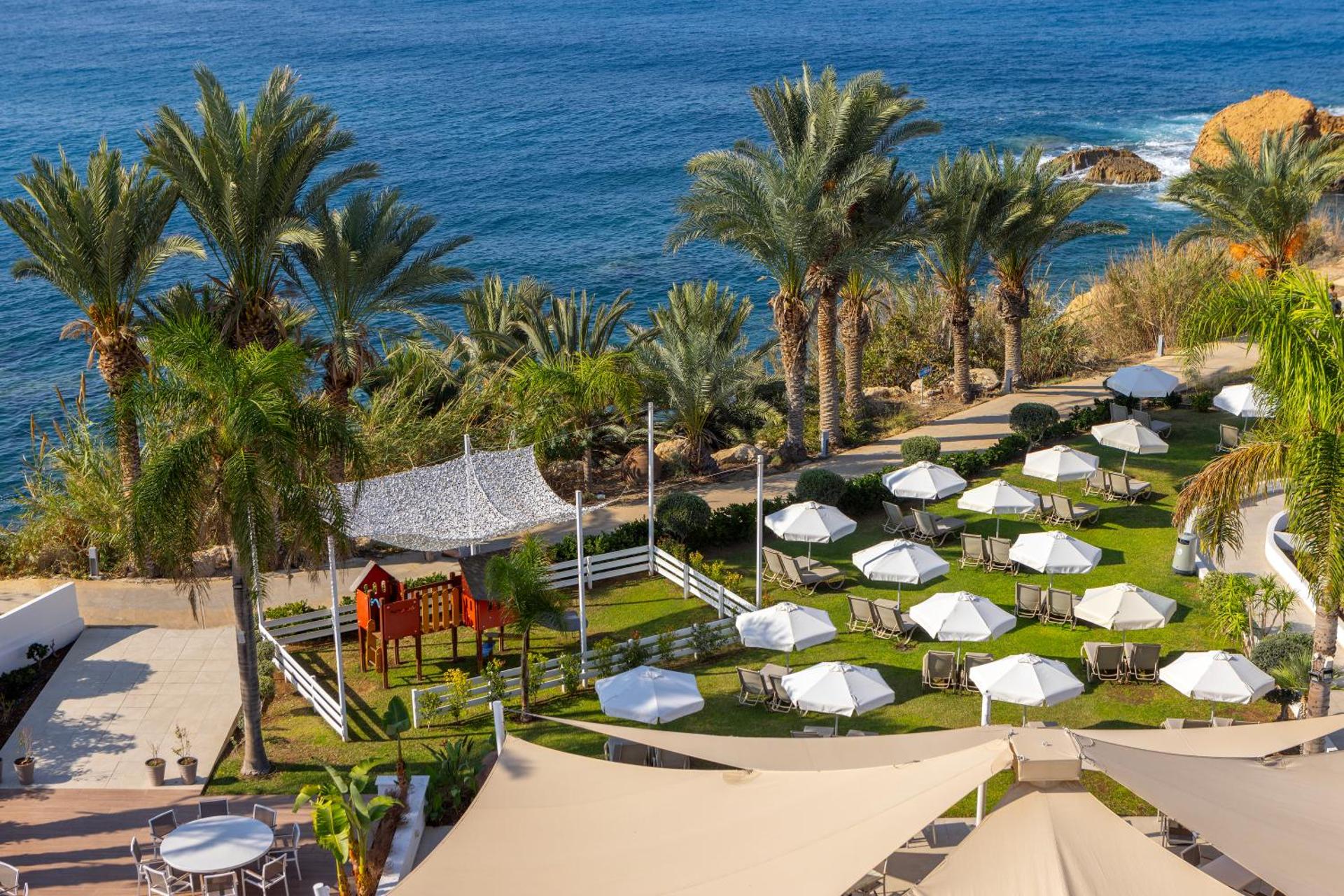 Queens Bay Hotel - Photo 11