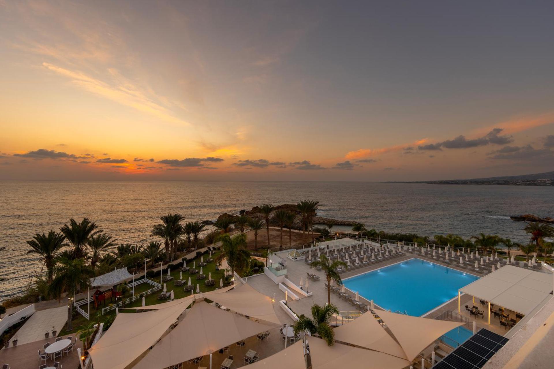 Queens Bay Hotel - Photo 25