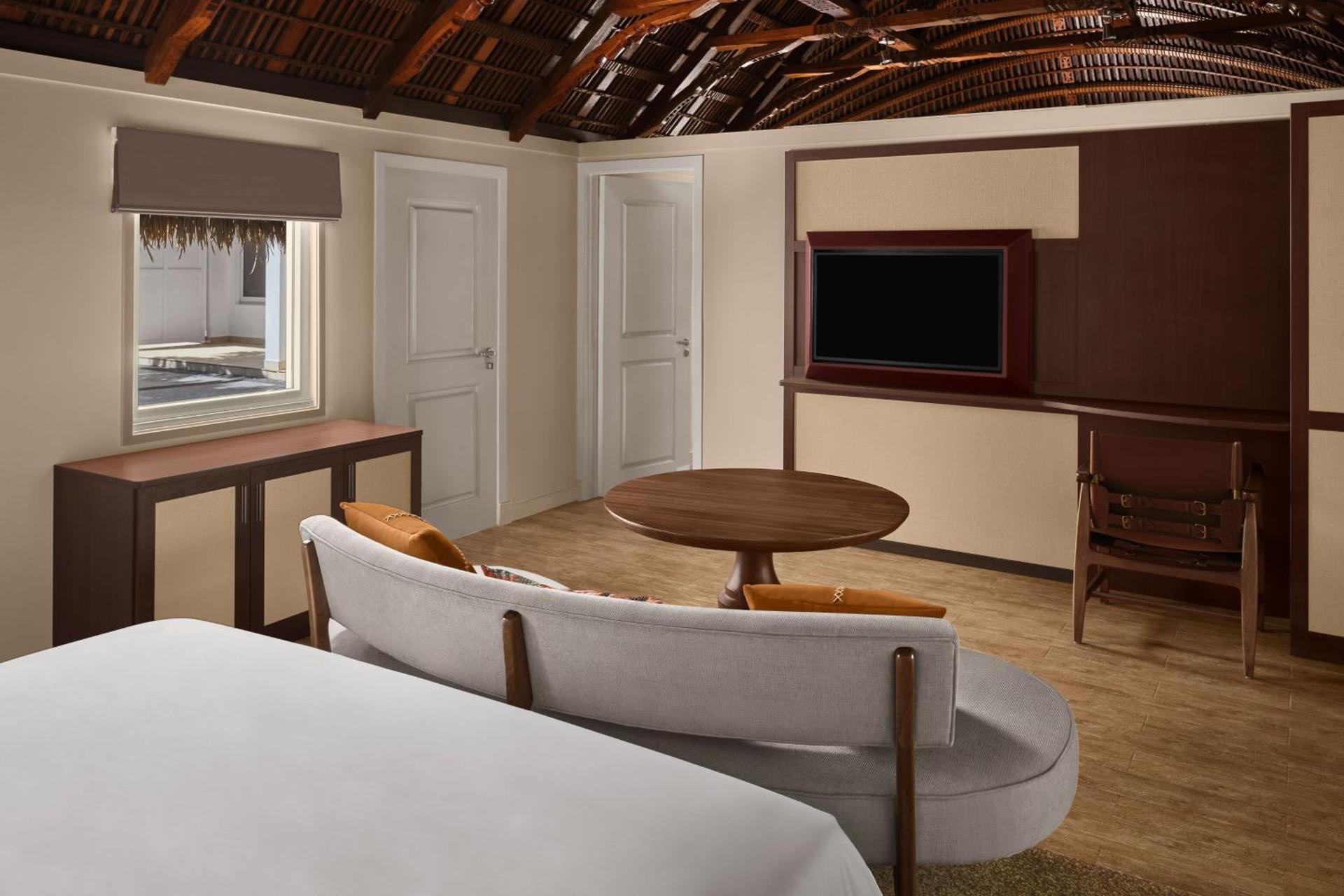 Two-Bedroom Family Room with One King Bed and Two Double Beds - Photo 4