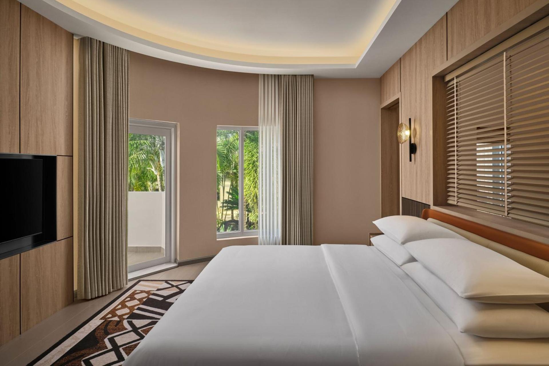 One King Bedroom Split-Level Suite - Photo 4