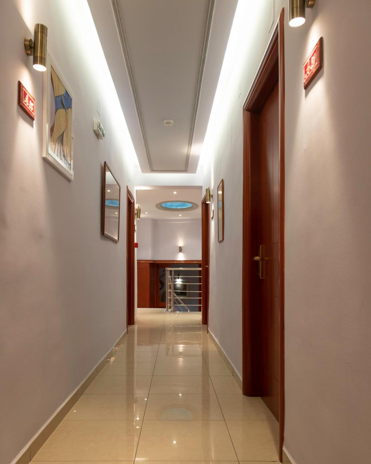 Hotel Avra - Photo 16