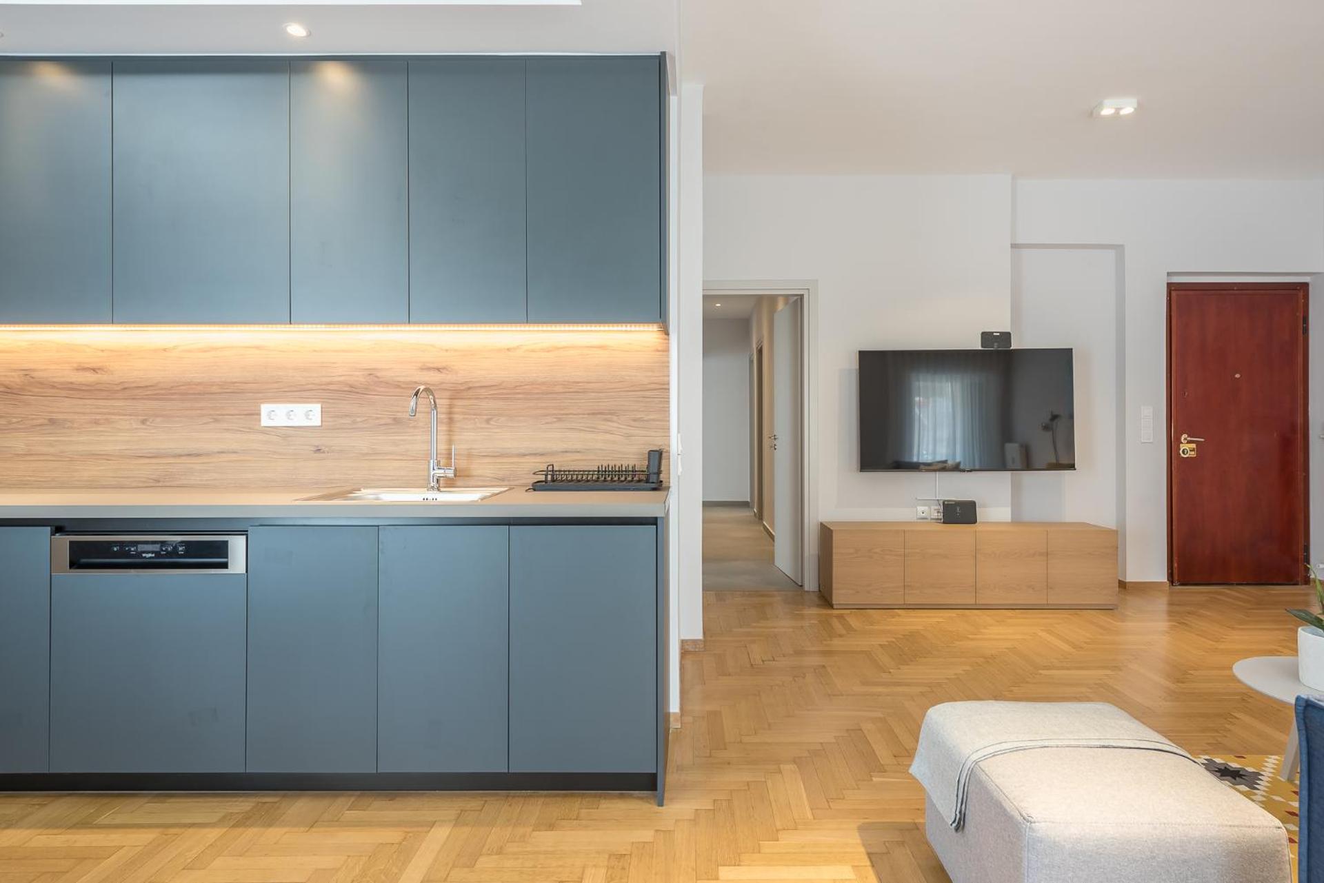 Luxury Athens Living 3BR with Balcony - Photo 3