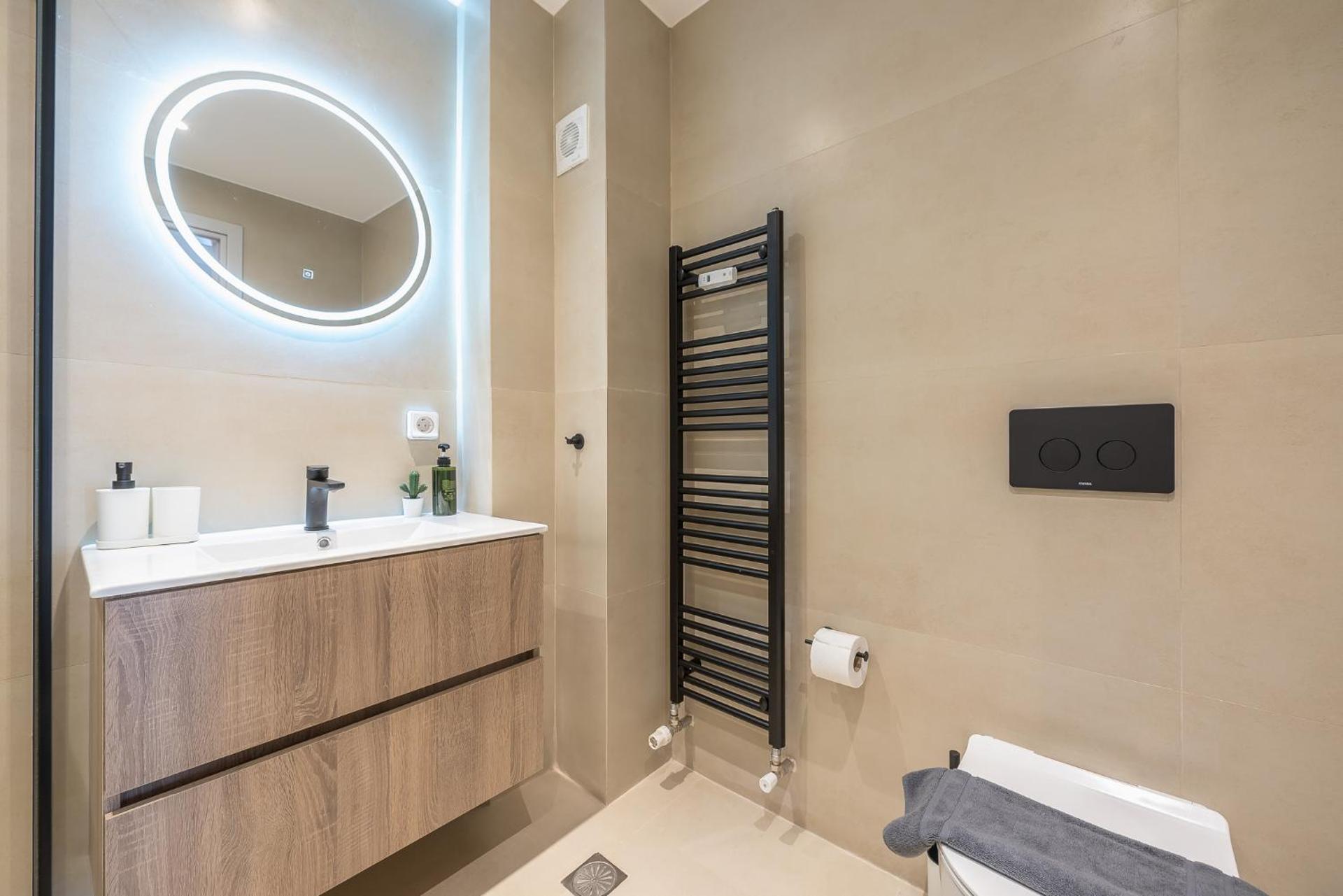 Luxury Athens Living 3BR with Balcony - Photo 7