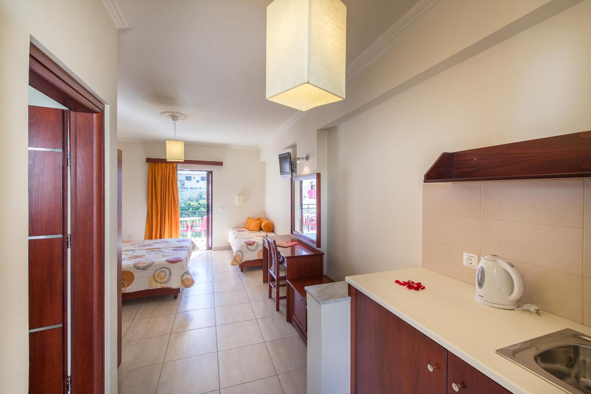 Canadian Hotel - Photo 10