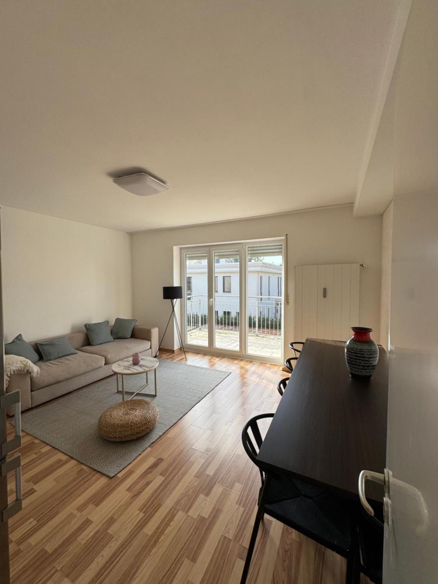 Quiet Family Apartment - 10 min to Center & Oktoberfest - Free Parking - Balcony - near Nymphenburg Palace & Botanical garden