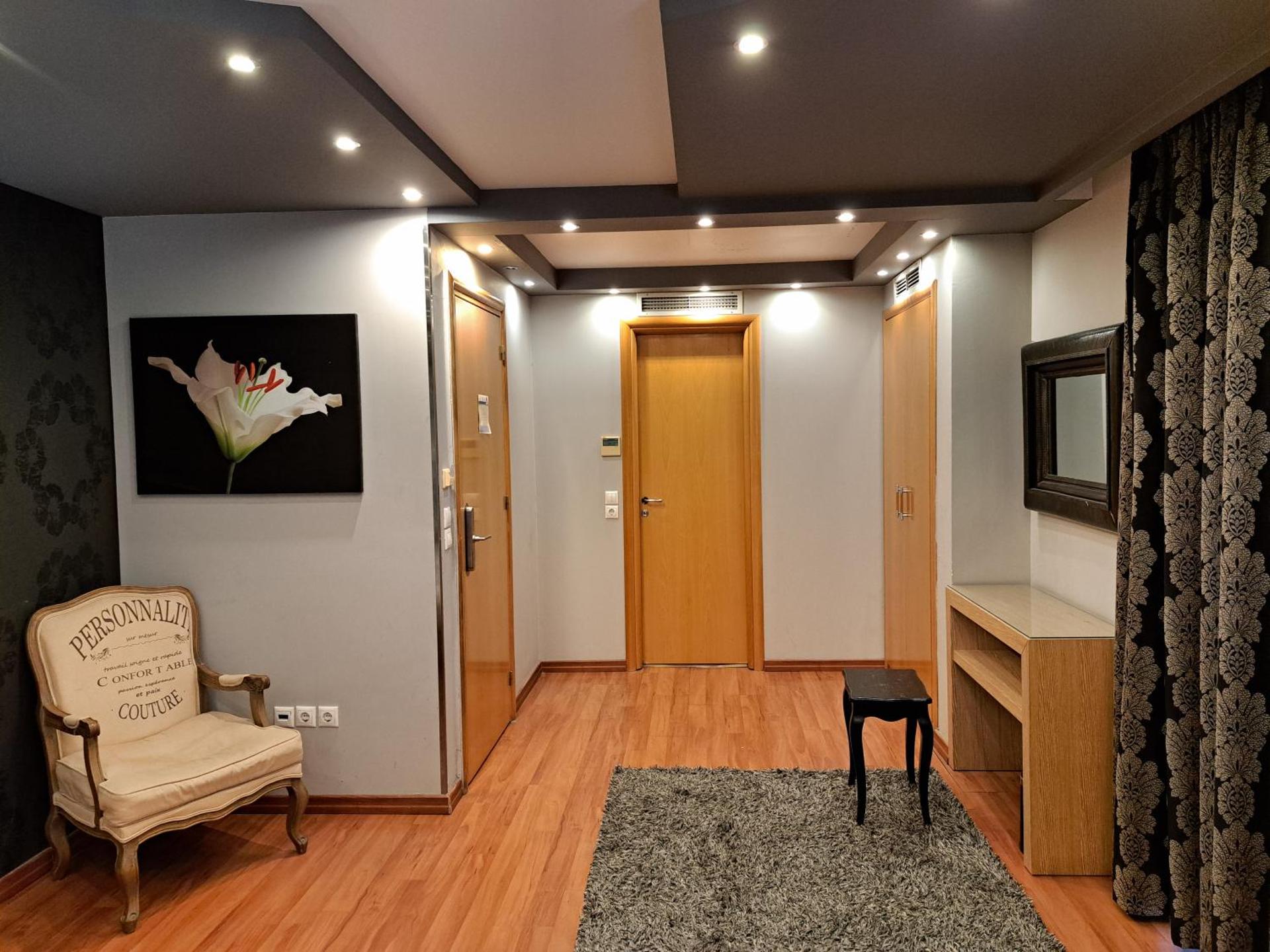 Executive Suite - Photo 3