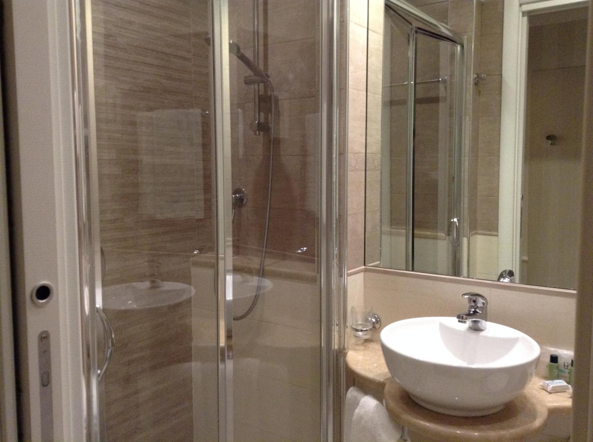 Hotel Flora - Photo 18