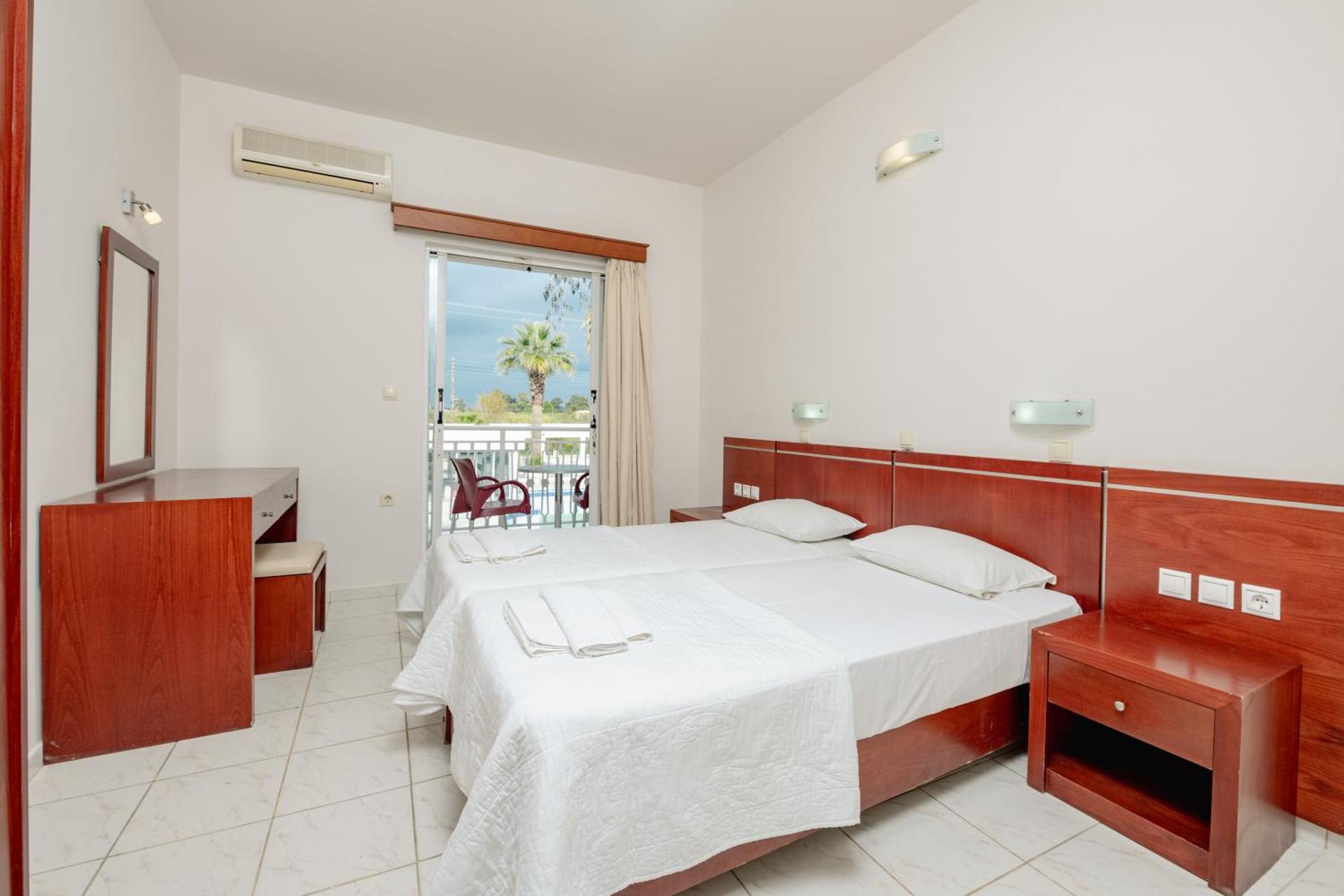 Canadian Hotel - Photo 11