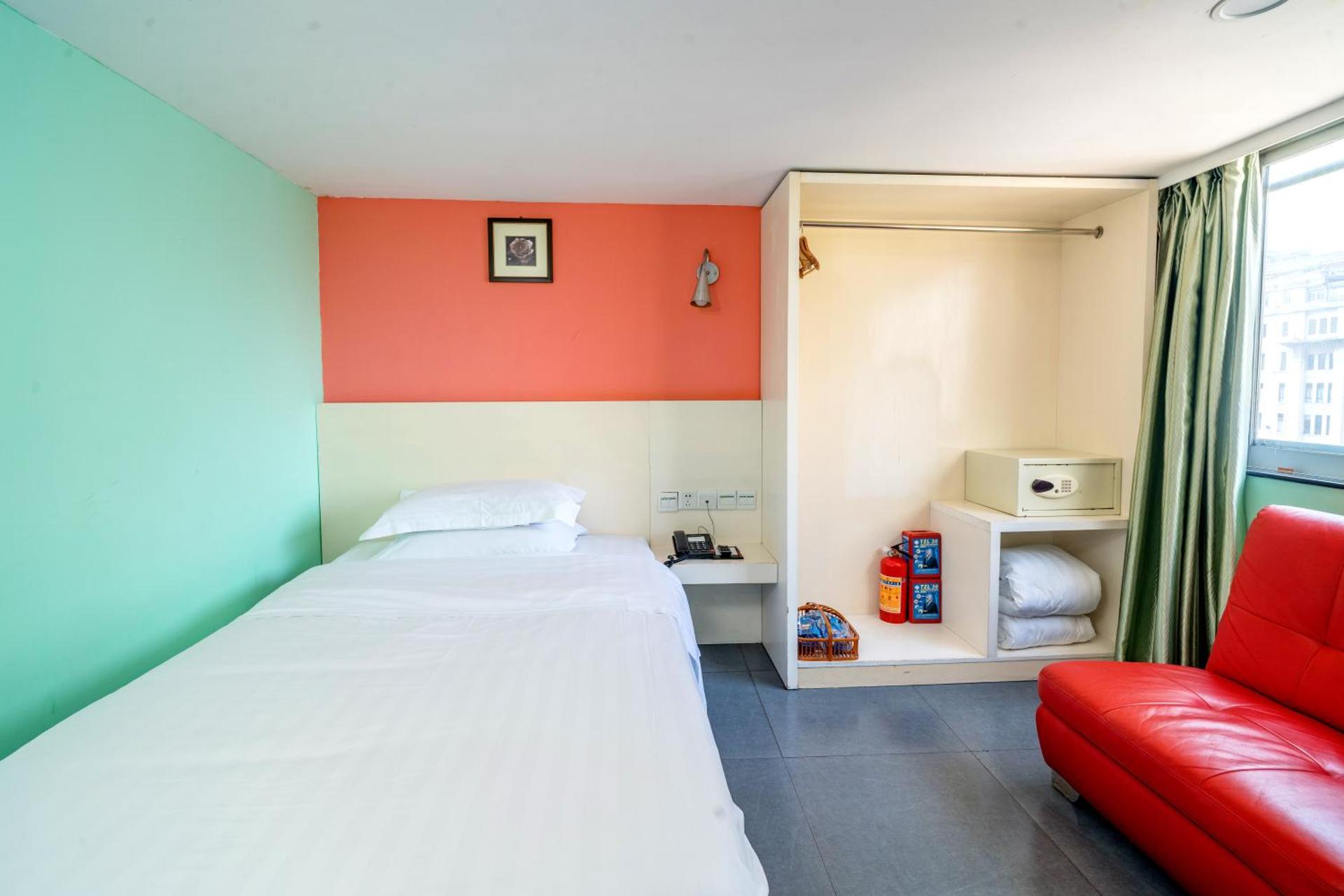 LN Whitehouse Hotel - Photo 3