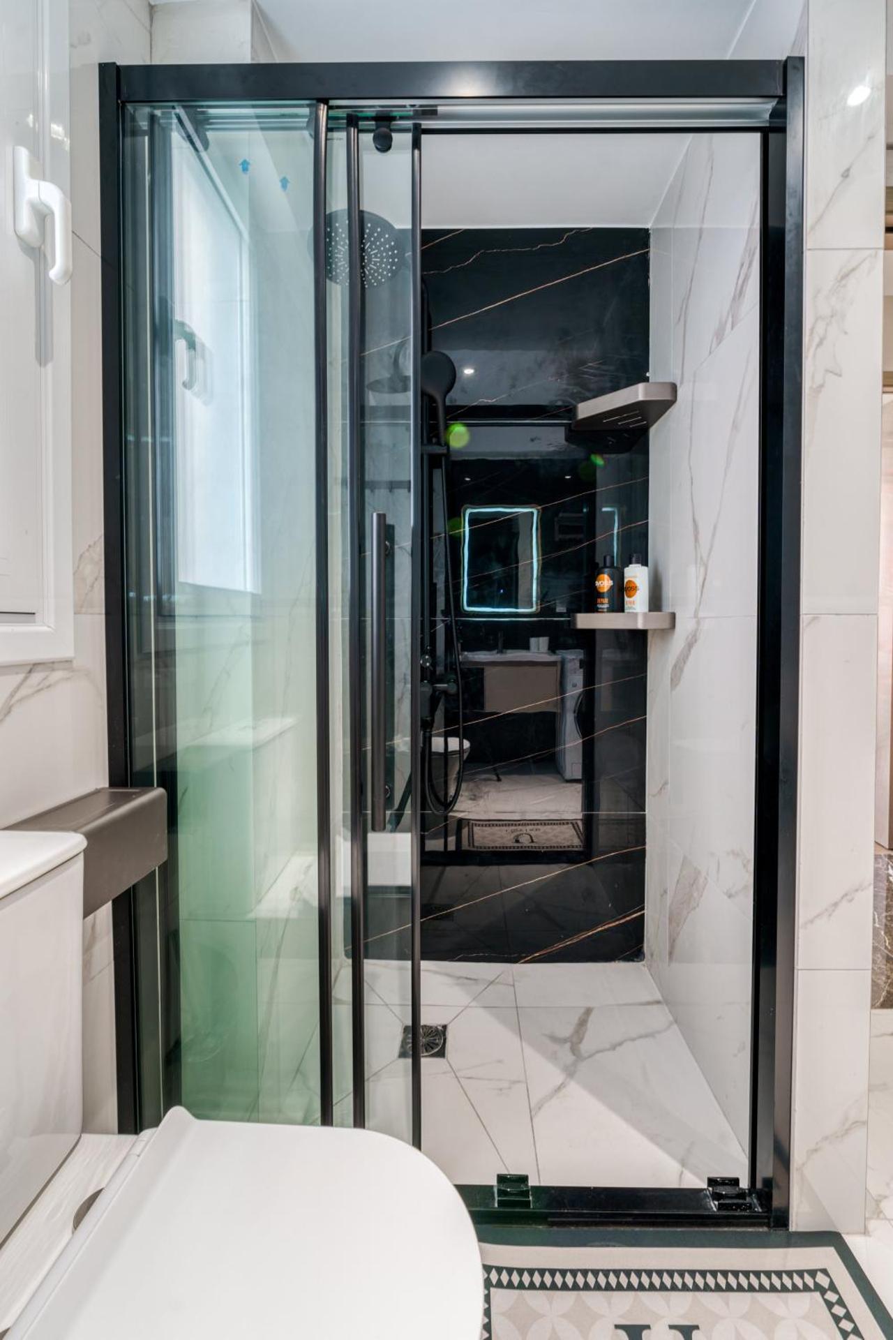 Brand New Building Deluxe Apartments With Parking Nearby Train - Photo 28