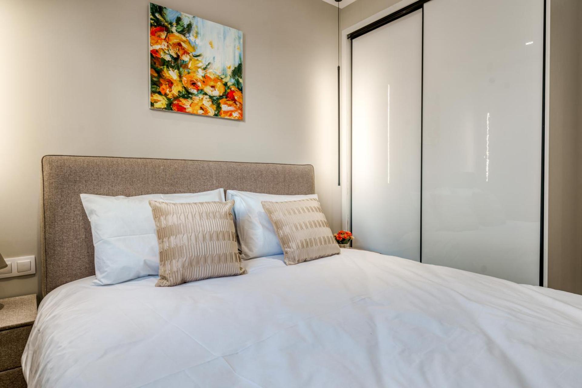 Brand New Building Deluxe Apartments With Parking Nearby Train - Photo 32