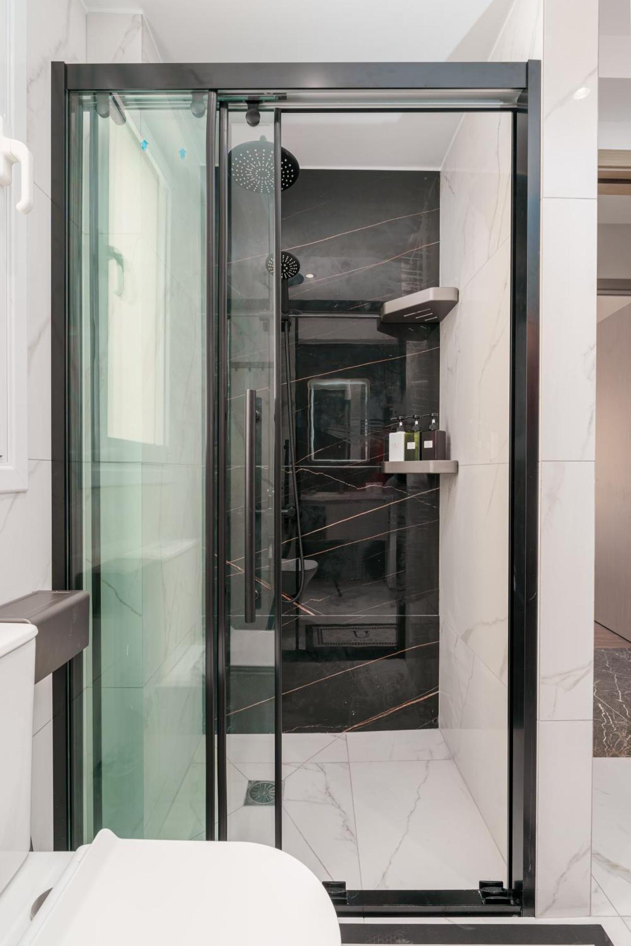 Brand New Building Deluxe Apartments With Parking Nearby Train - Photo 21