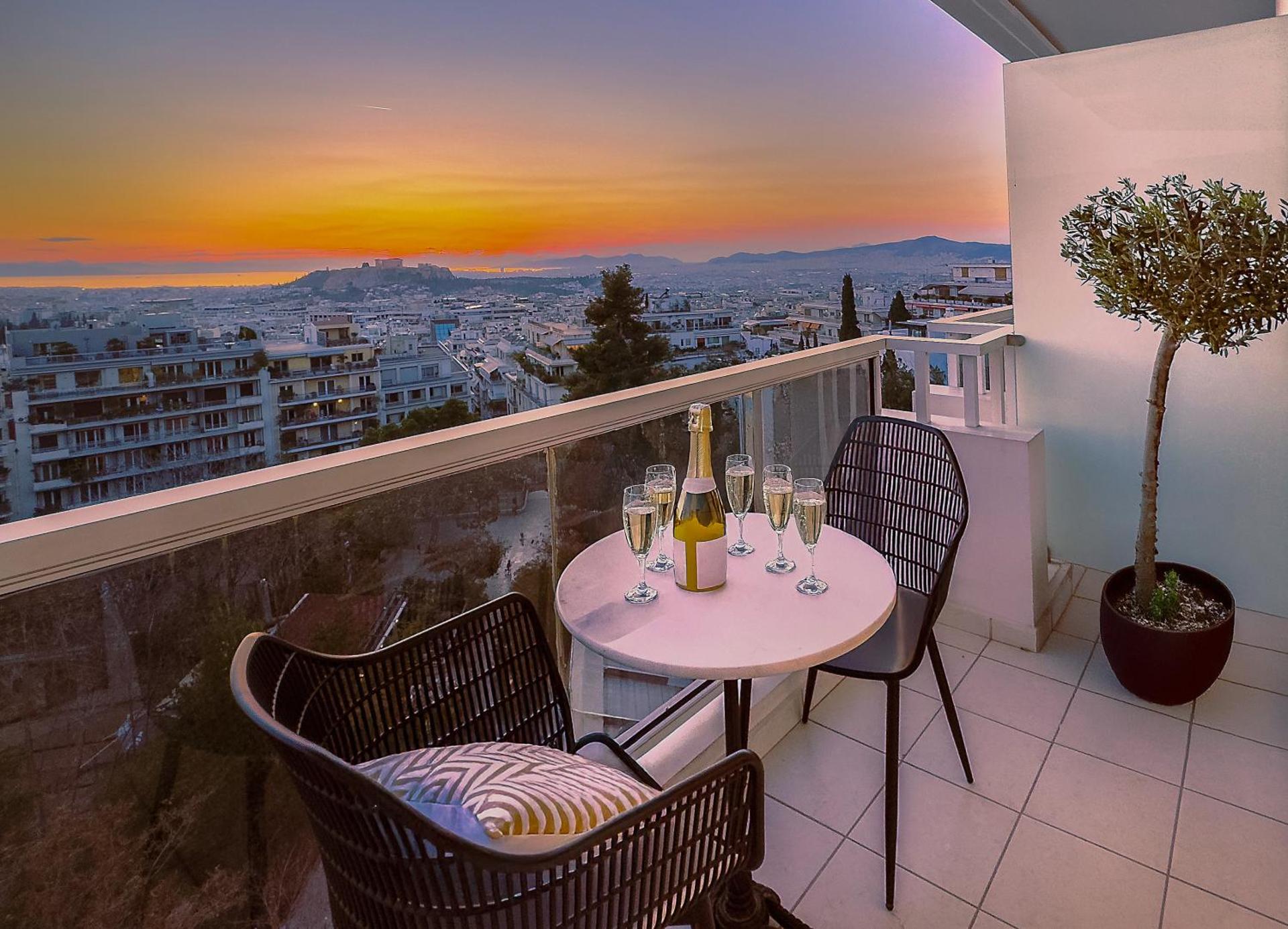 Deluxe Suite with Corner Balcony & Panoramic Acropolis View - Photo 4