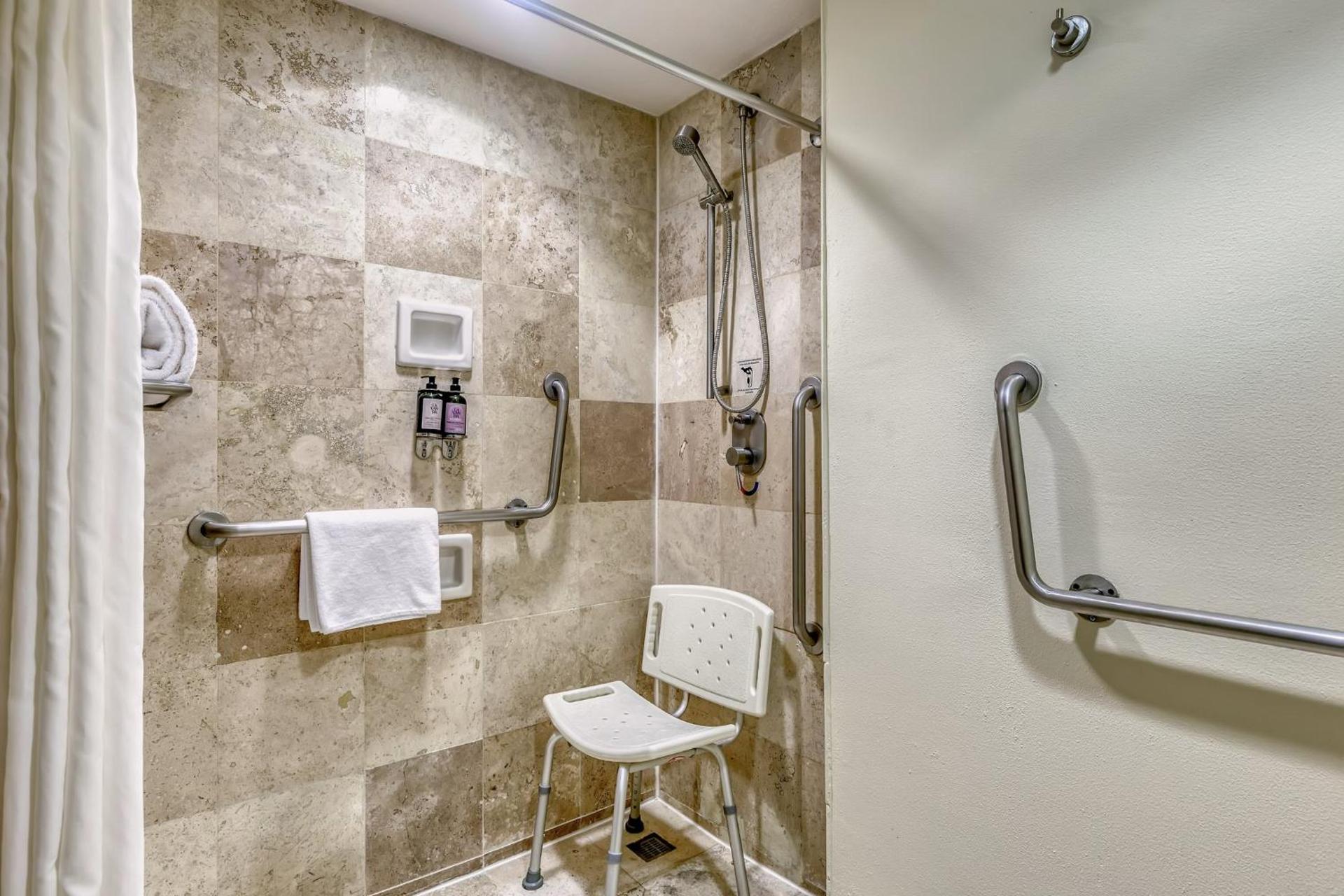 Fiesta Inn Centro Historico - Photo 13