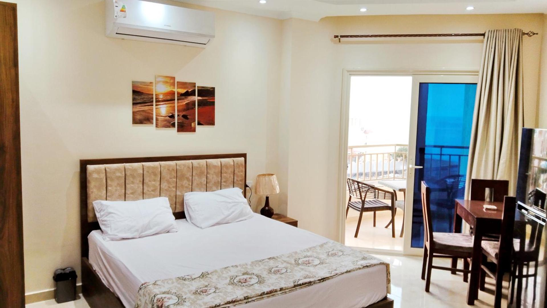 Studio with Balcony - Photo 3