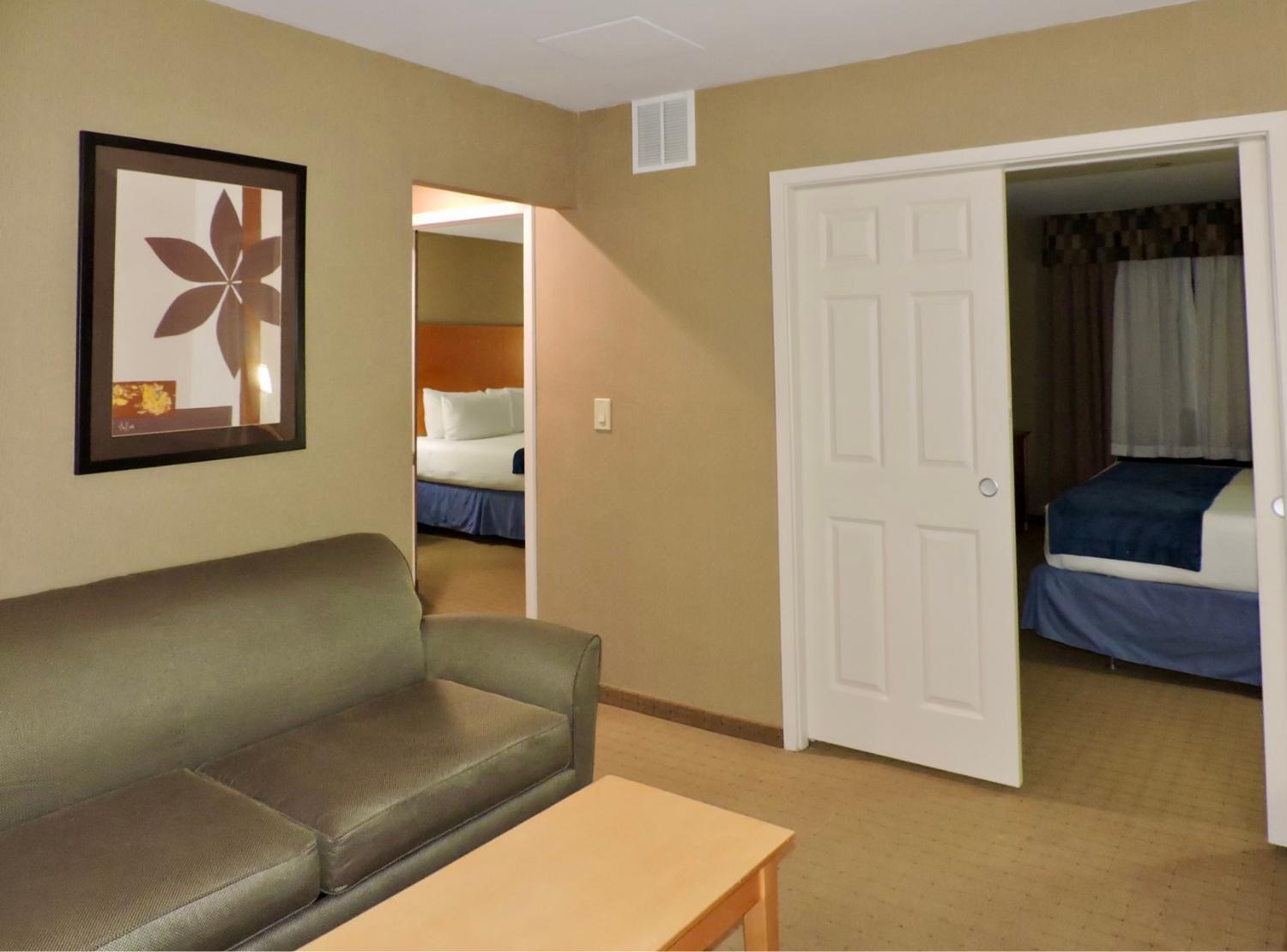 Marco LaGuardia Hotel & Suites - Photo 2