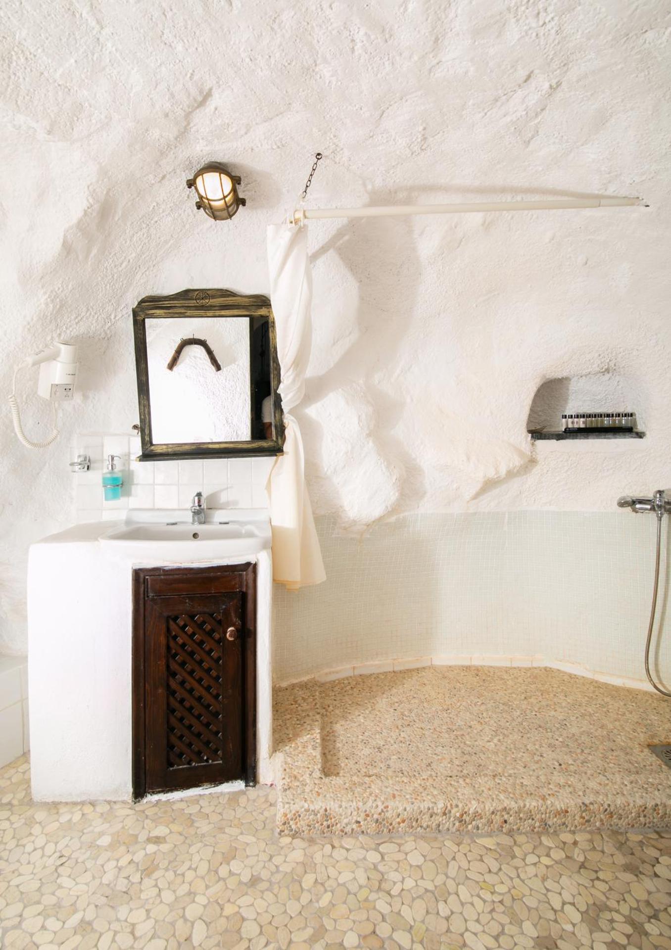 Alexander's Suites - Photo 50