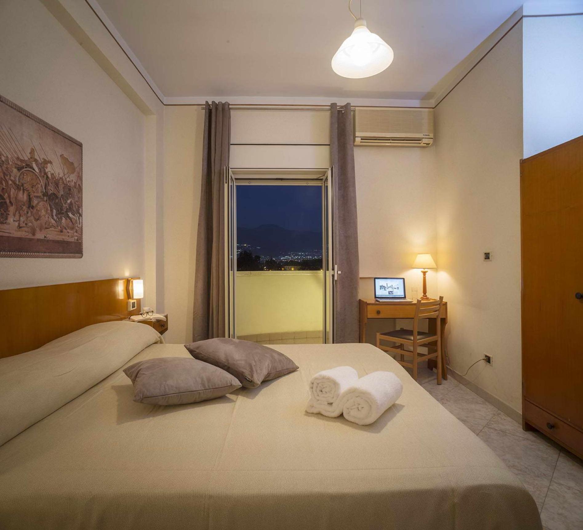 Standard Room with Balcony - Photo 3