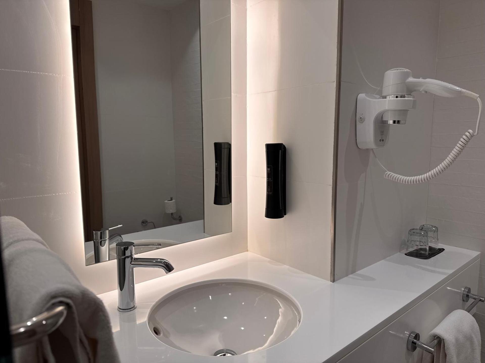 Hotel Carlton - Photo 91