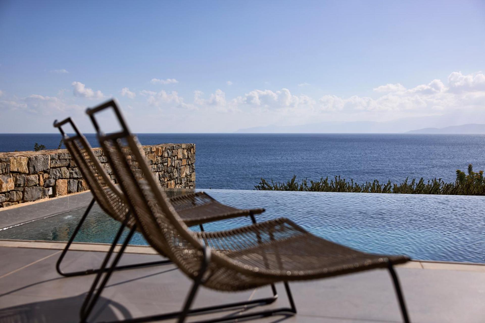 Deep Blue Bungalow Suite with Private Pool, Waterfront 