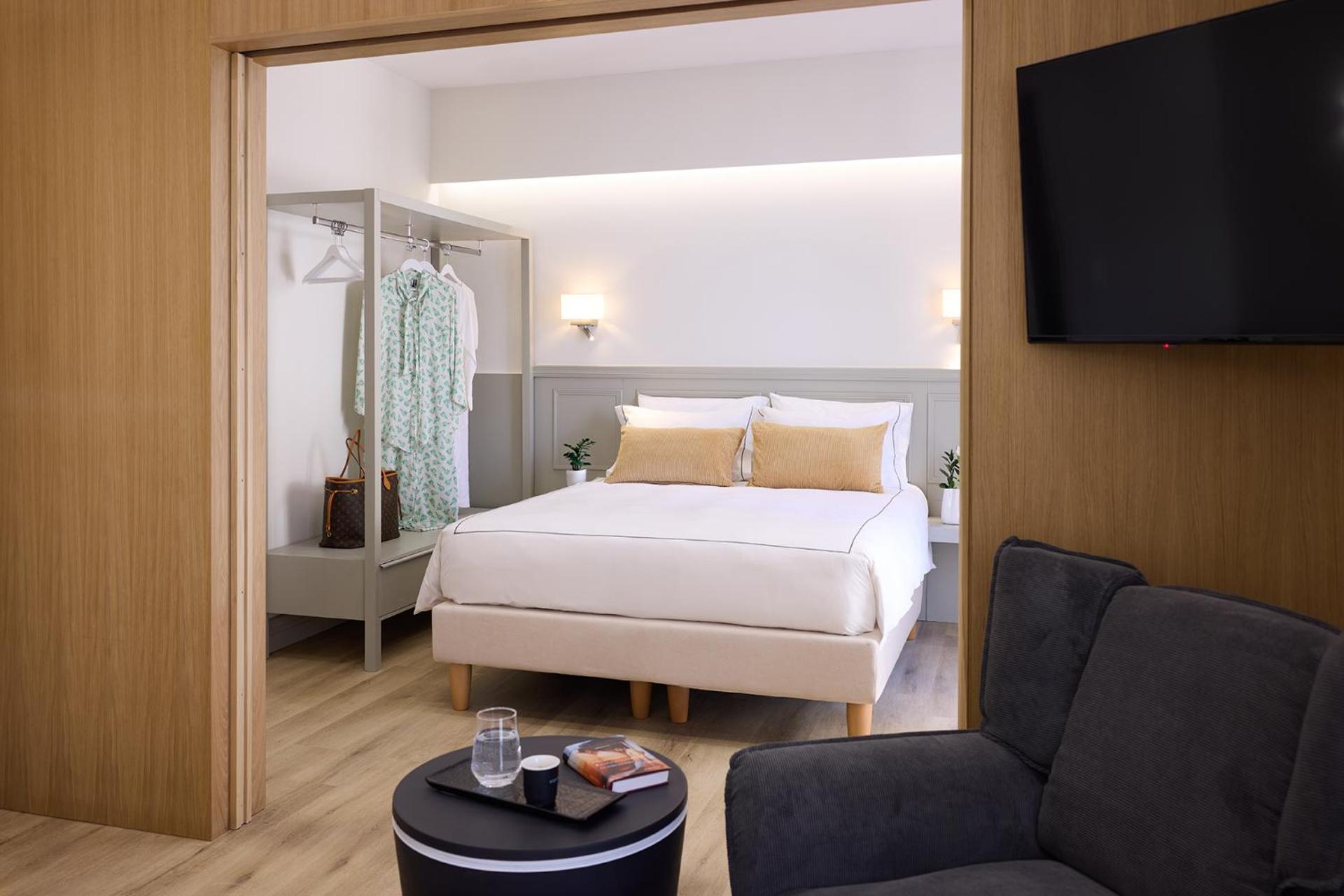 AthenSun Luxury Suites - Photo 5