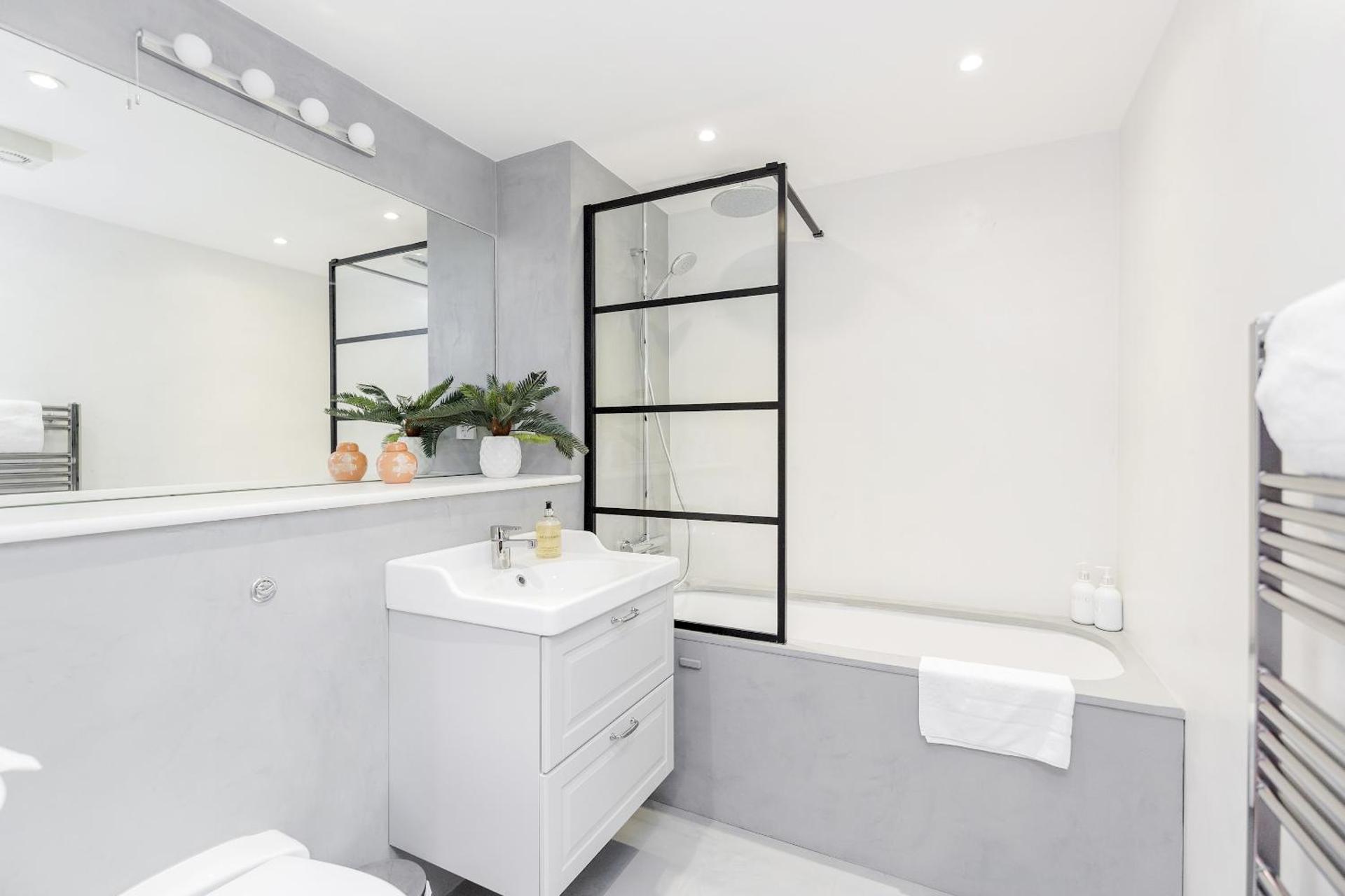 Shoreditch 2 Bed Flat by BaseToGo - Photo 16