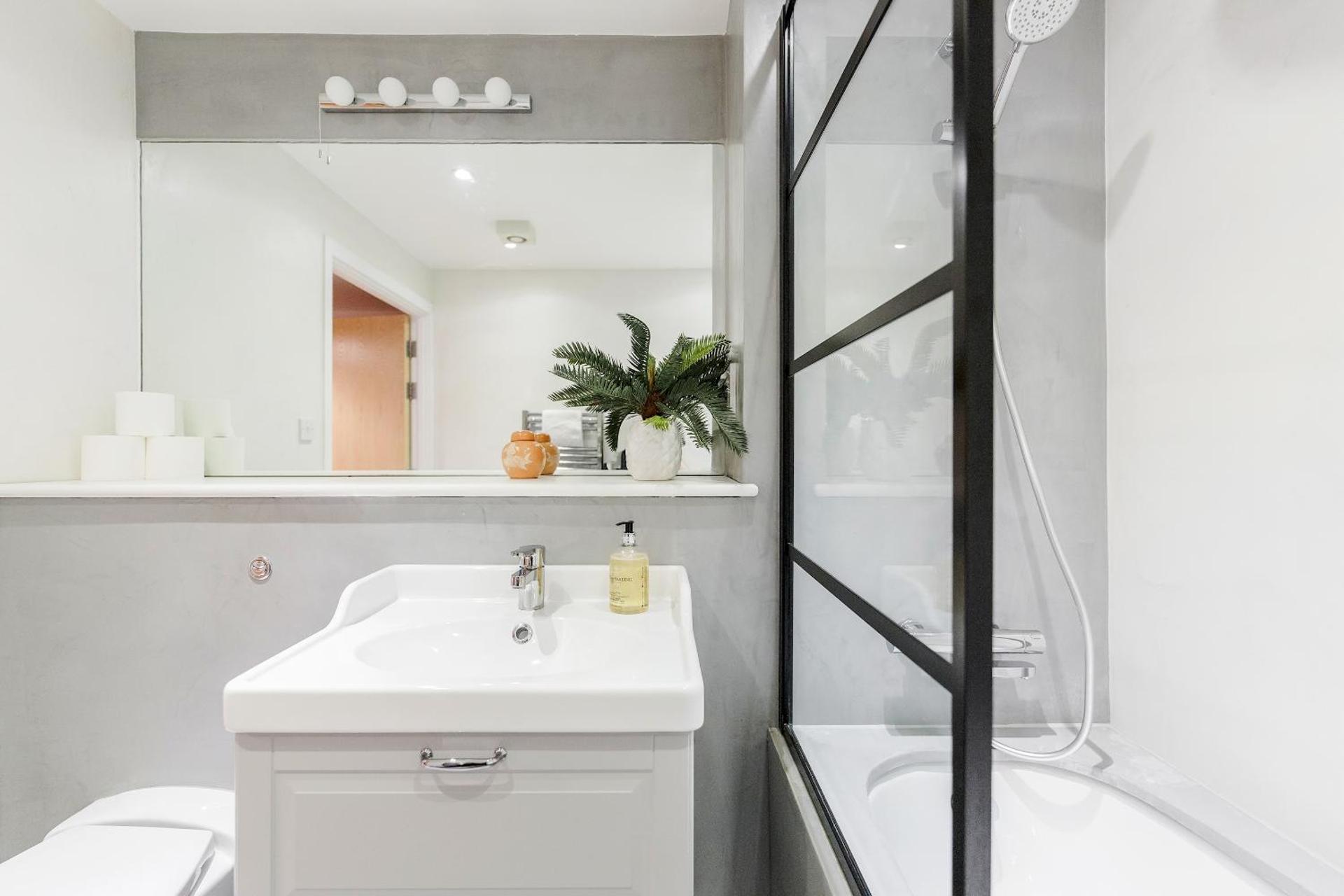 Shoreditch 2 Bed Flat by BaseToGo - Photo 17