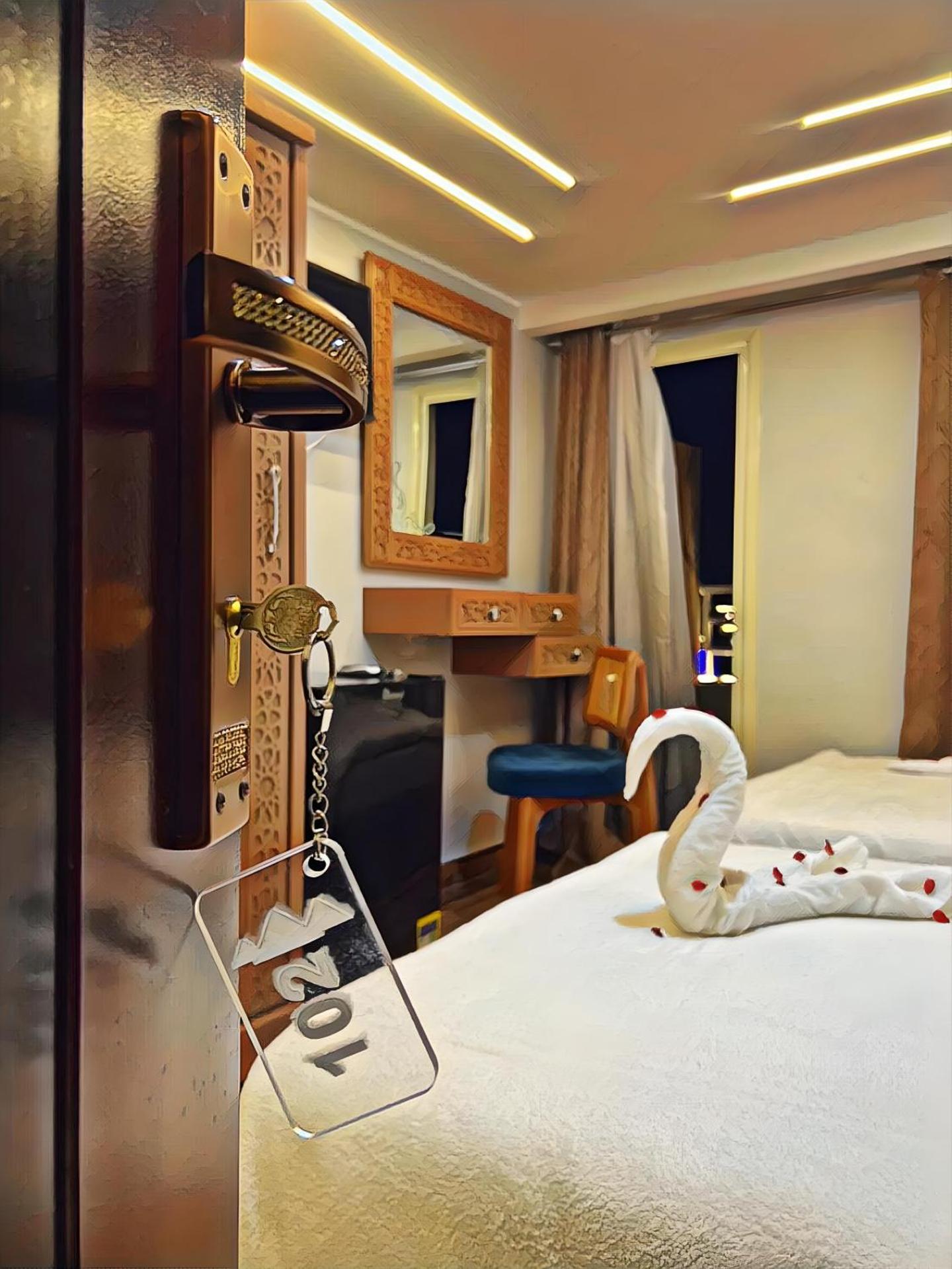 Double or Twin Room with Mountain View