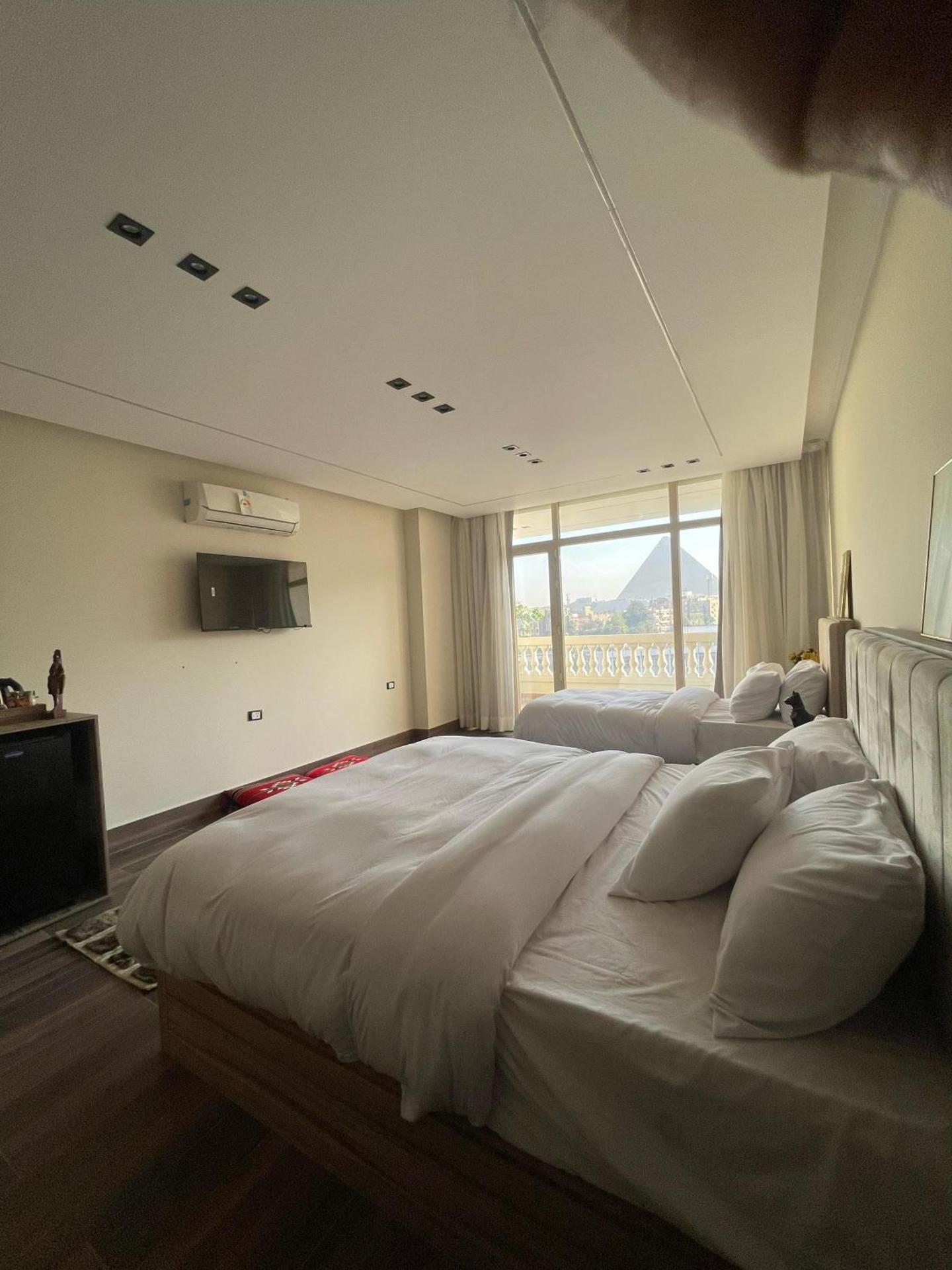 Roone pyramids view inn - Photo 64