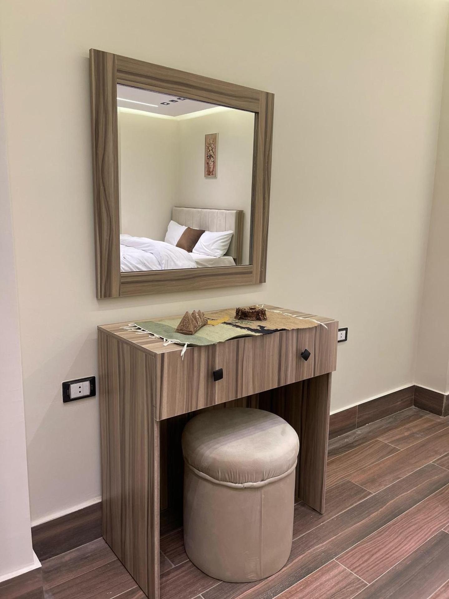 Roone pyramids view inn - Photo 48