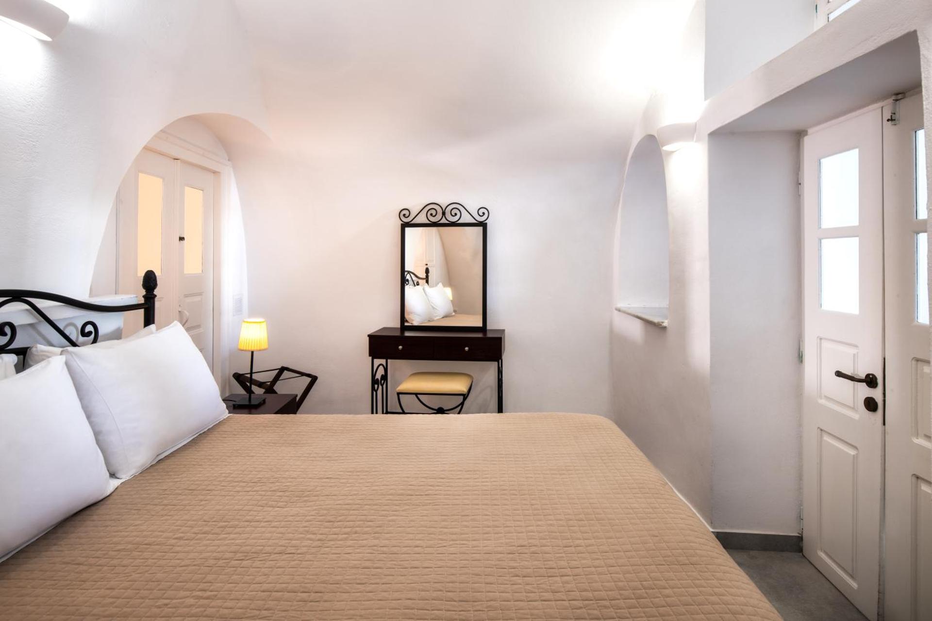 Day One Fira Mansion - Photo 16