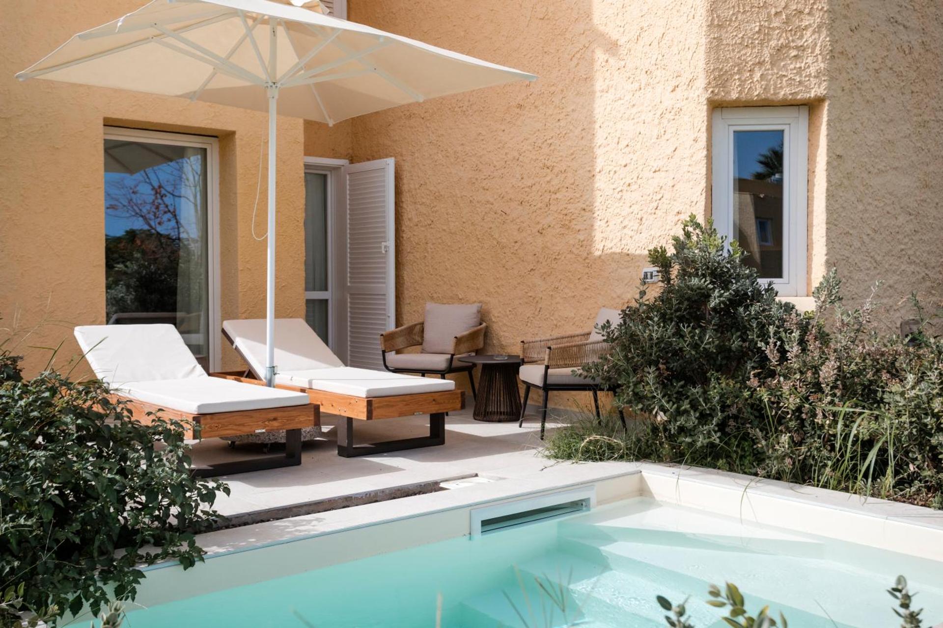 One-Bedroom Swim-Up King Suite with Sofa Bed
