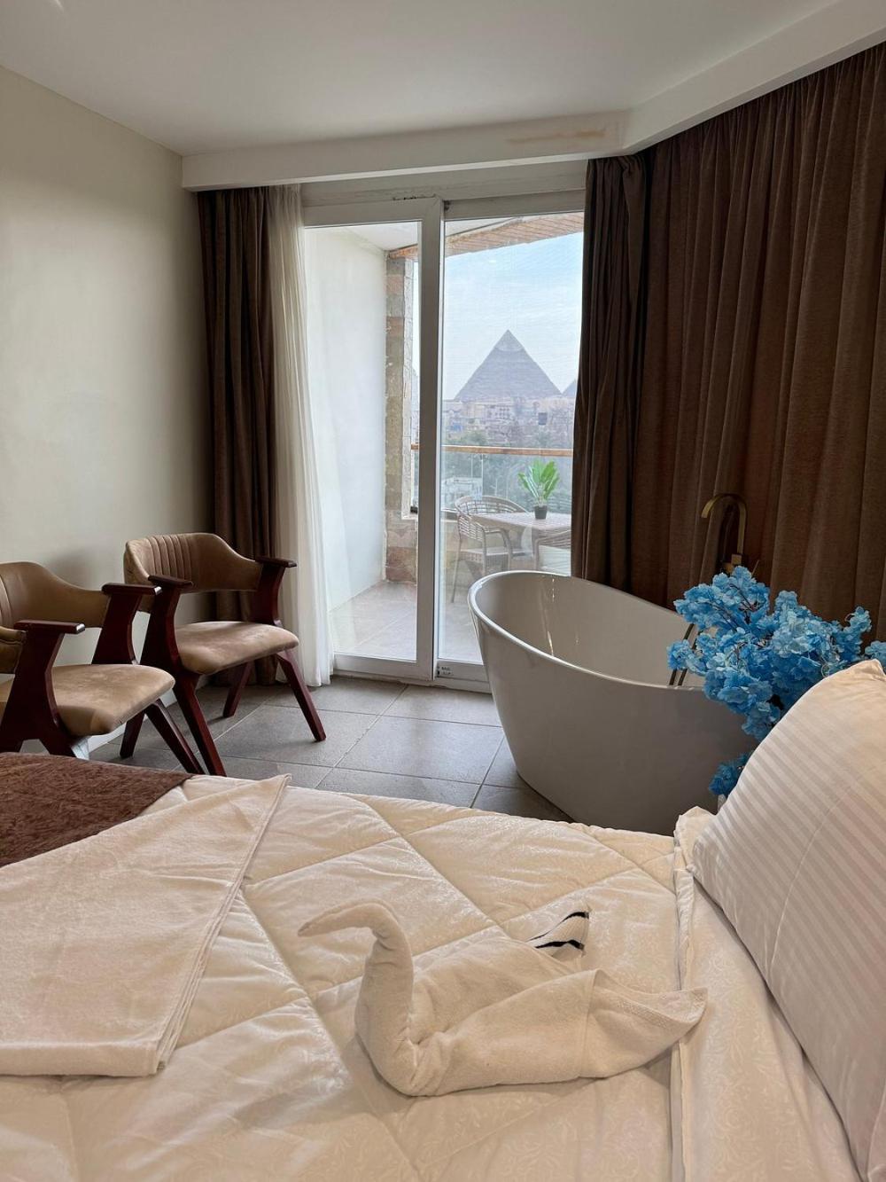 Luxury Suite With Balcony Pyramids View