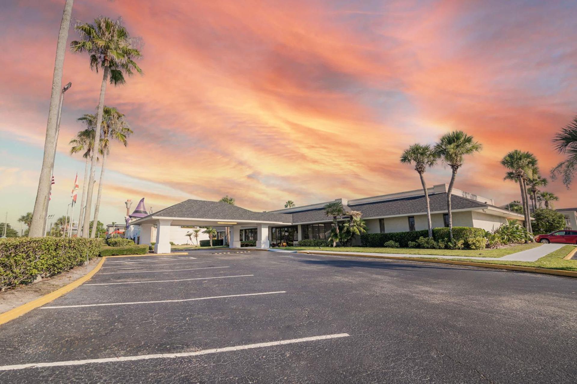 Cozy hotel with Super location near Disney - Photo 22