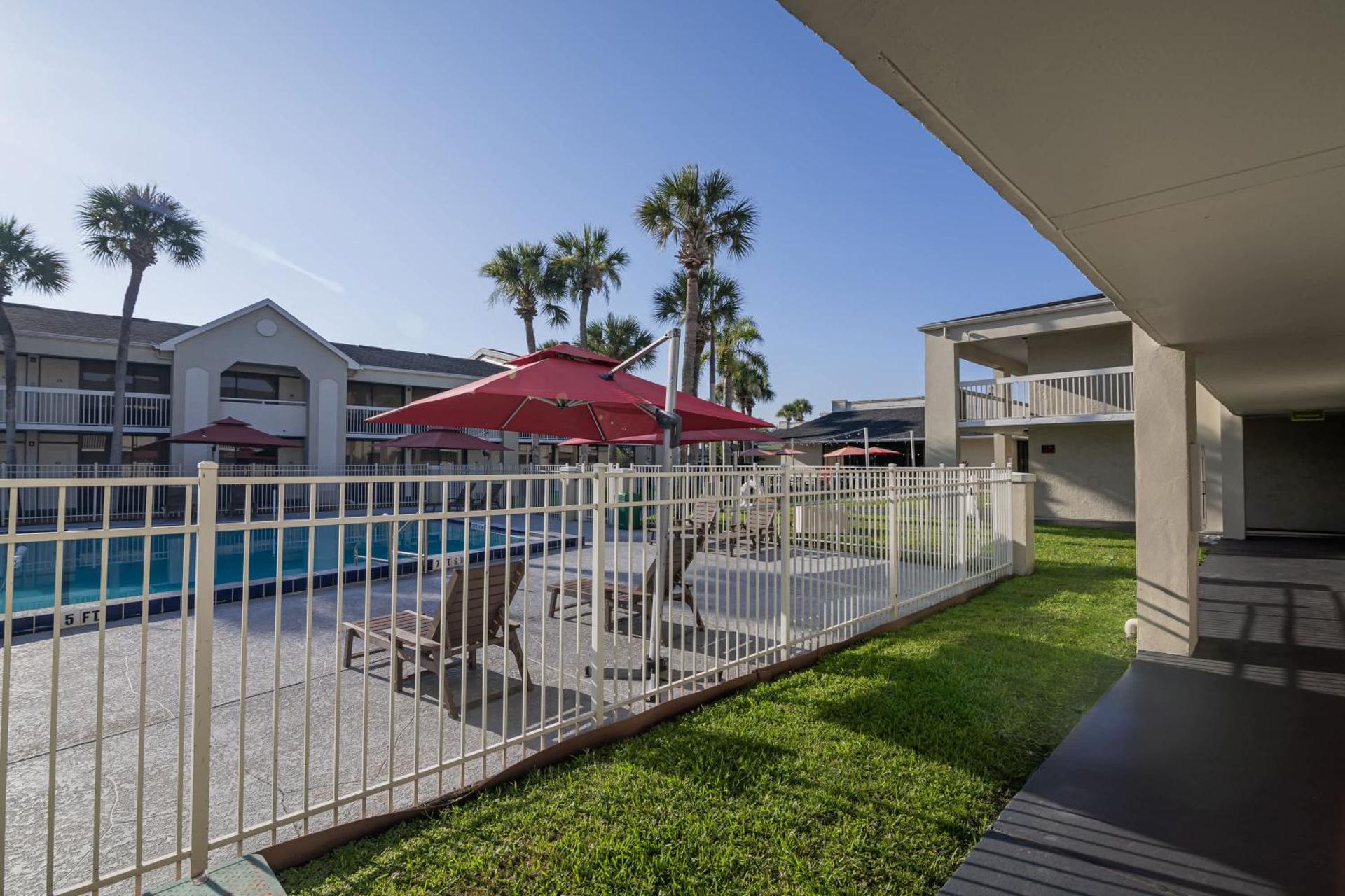 Cozy hotel with Super location near Disney - Photo 2