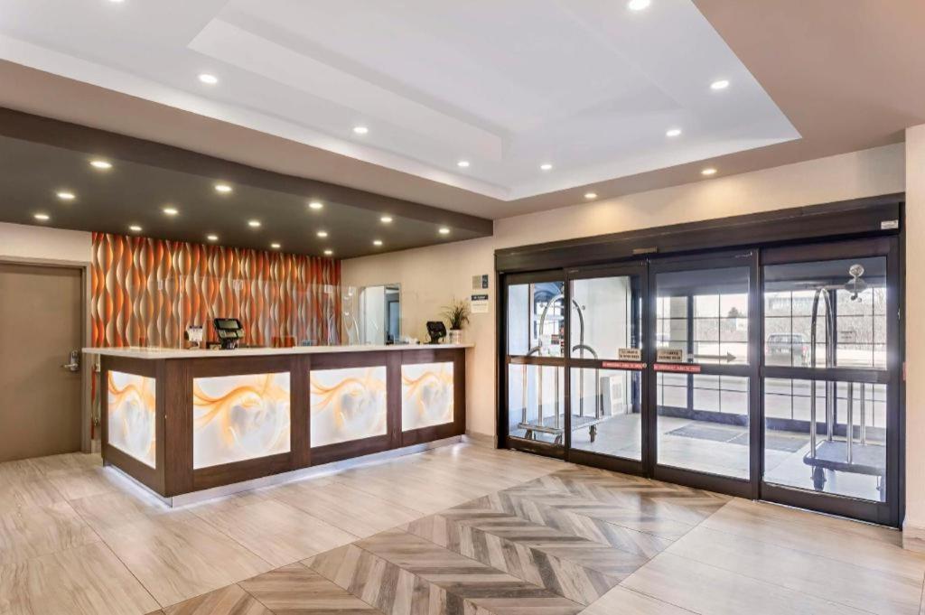 Best Western Plus Executive Inn - Photo 10